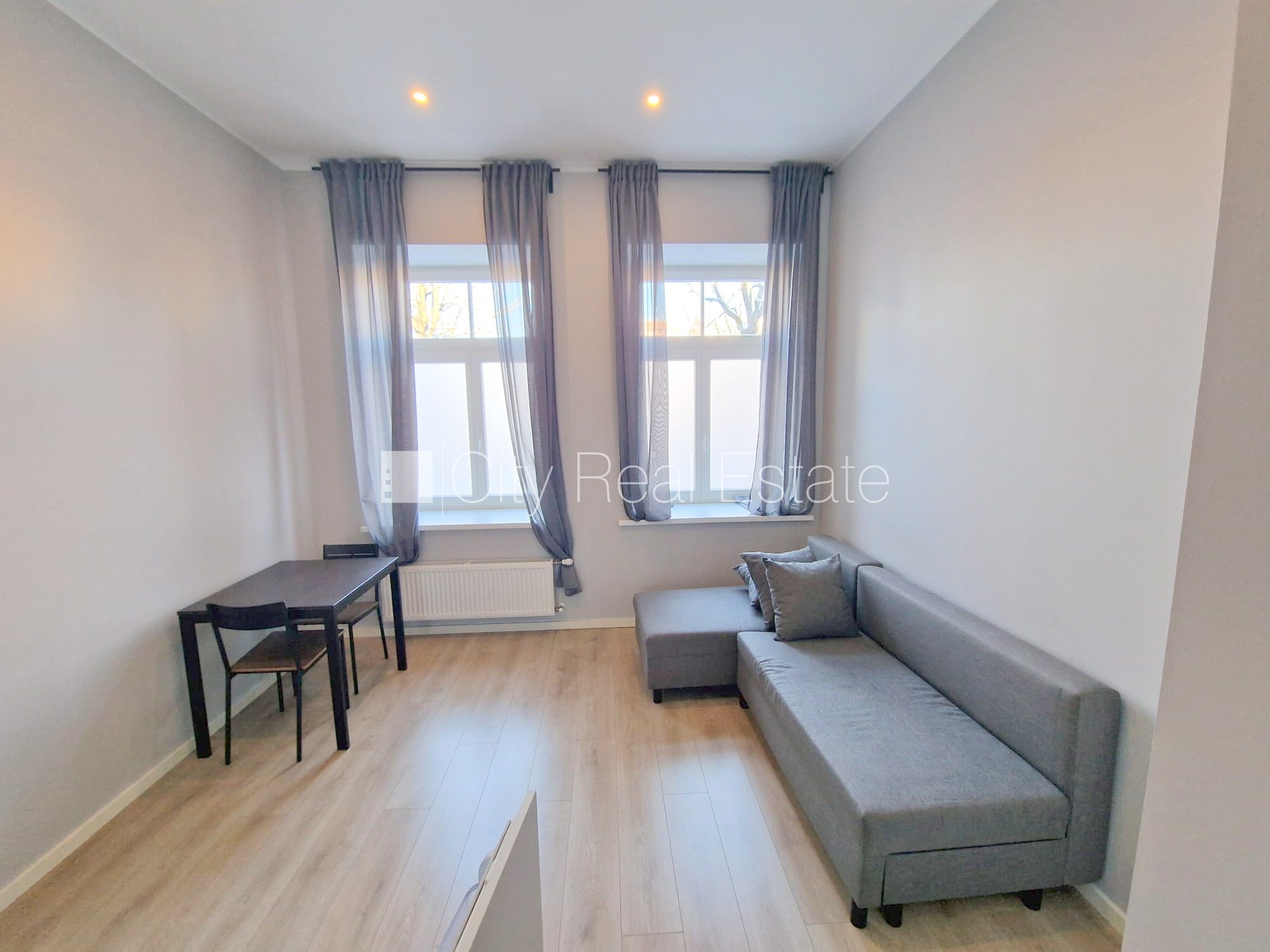Sludinājumi. Fasādes māja, renovēta māja, slēgts pagalms, ieeja no ielas un pagalma, kāpņu telpa pēc kapitālā Cena: 330 EUR/mēn Foto #9