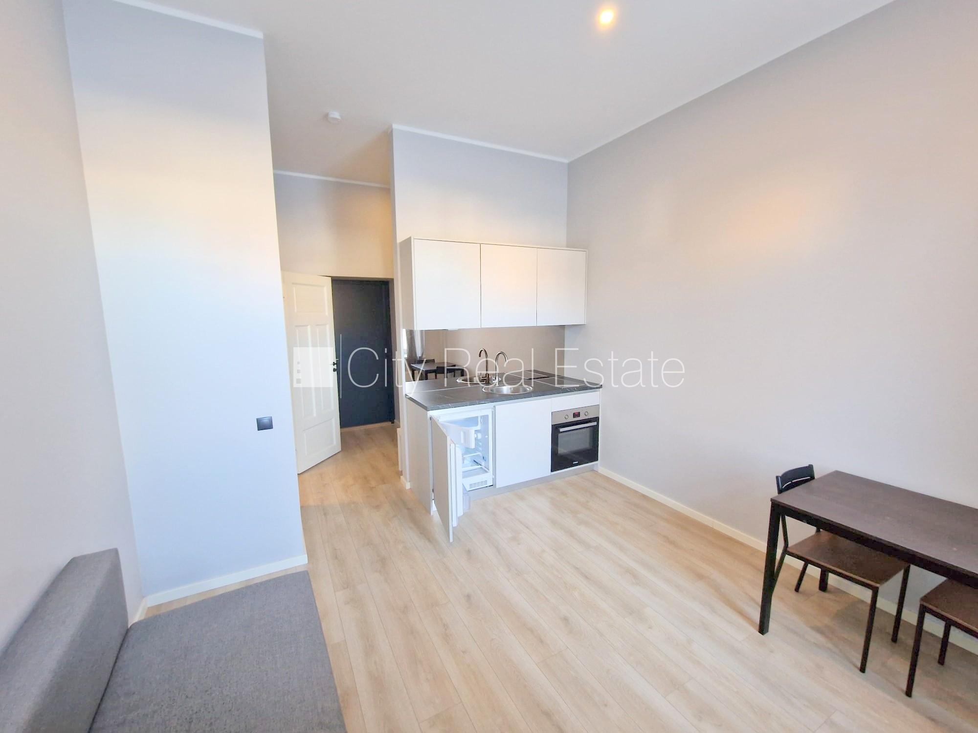 Sludinājumi. Fasādes māja, renovēta māja, slēgts pagalms, ieeja no ielas un pagalma, kāpņu telpa pēc kapitālā Cena: 330 EUR/mēn Foto #4