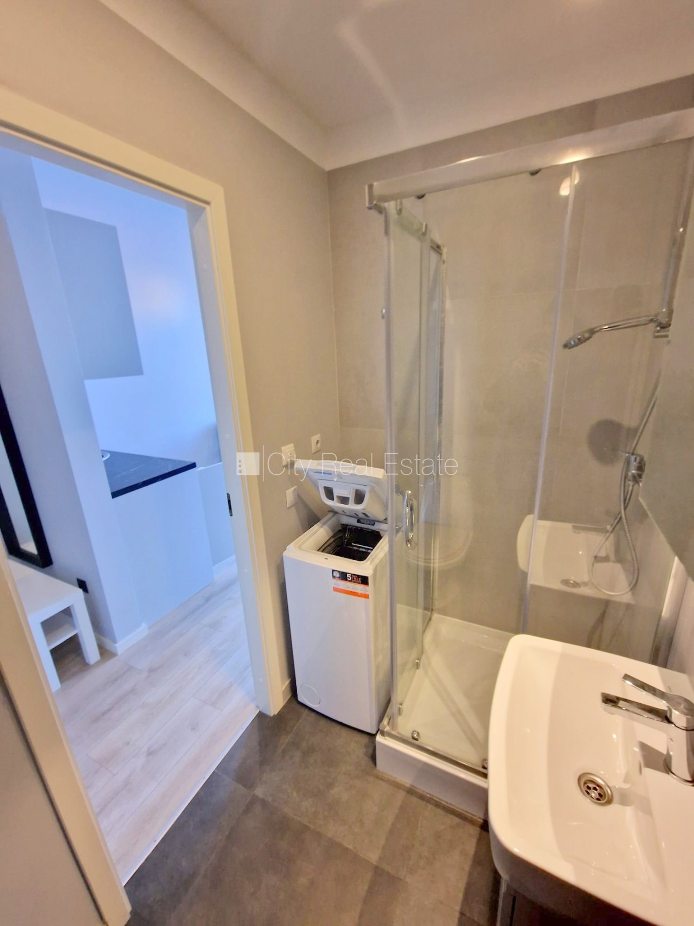 Sludinājumi. Fasādes māja, renovēta māja, slēgts pagalms, ieeja no ielas un pagalma, kāpņu telpa pēc kapitālā Cena: 330 EUR/mēn Foto #17