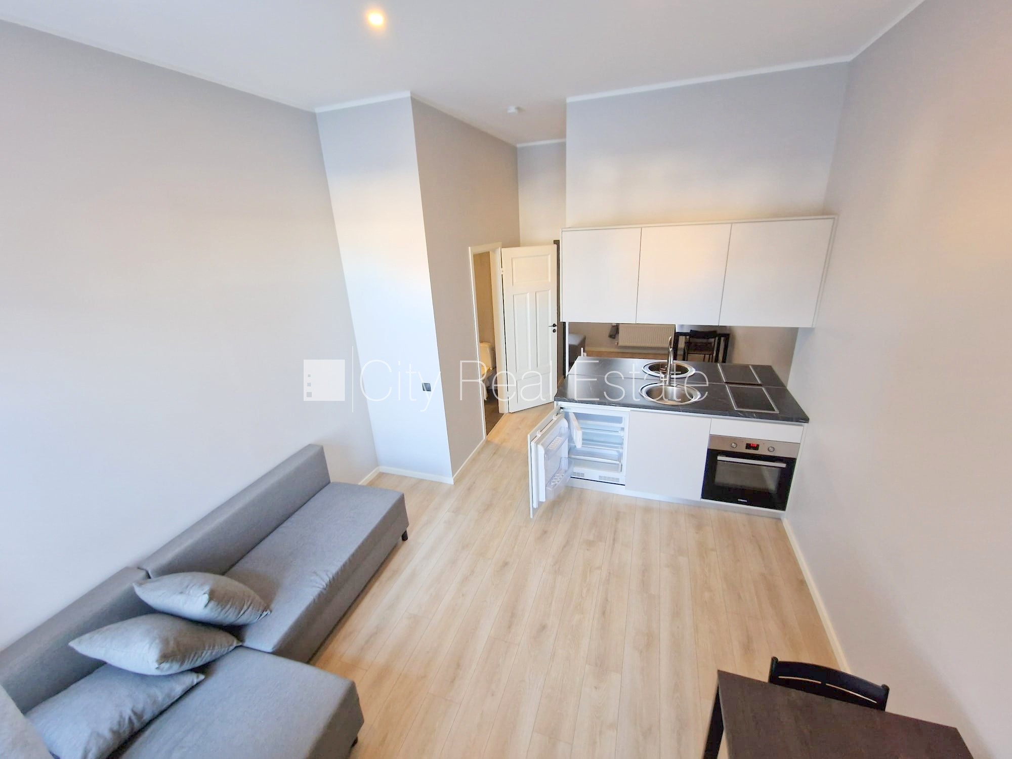 Sludinājumi. Fasādes māja, renovēta māja, slēgts pagalms, ieeja no ielas un pagalma, kāpņu telpa pēc kapitālā Cena: 330 EUR/mēn Foto #1