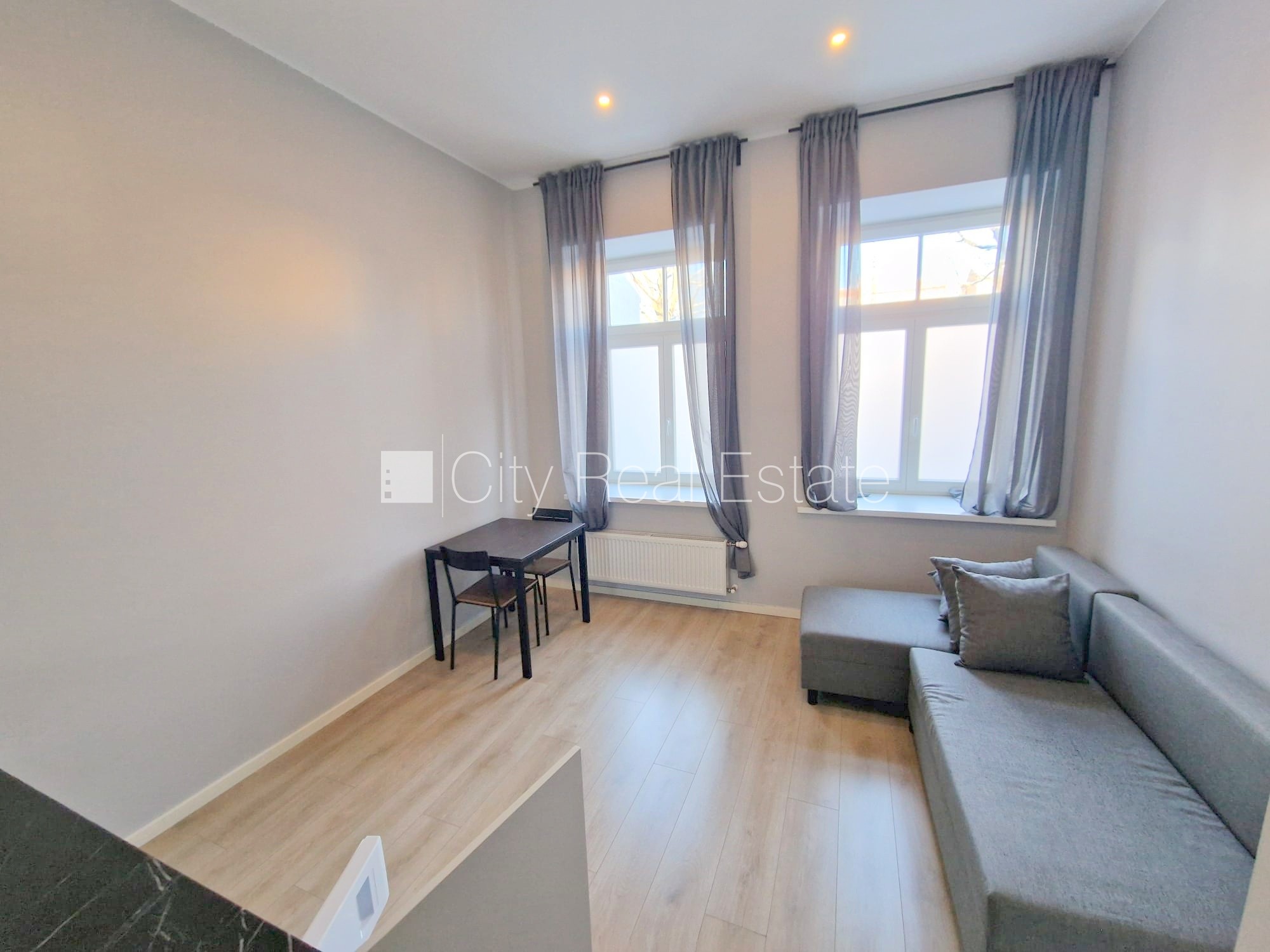 Sludinājumi. Fasādes māja, renovēta māja, slēgts pagalms, ieeja no ielas un pagalma, kāpņu telpa pēc kapitālā Cena: 330 EUR/mēn Foto #10