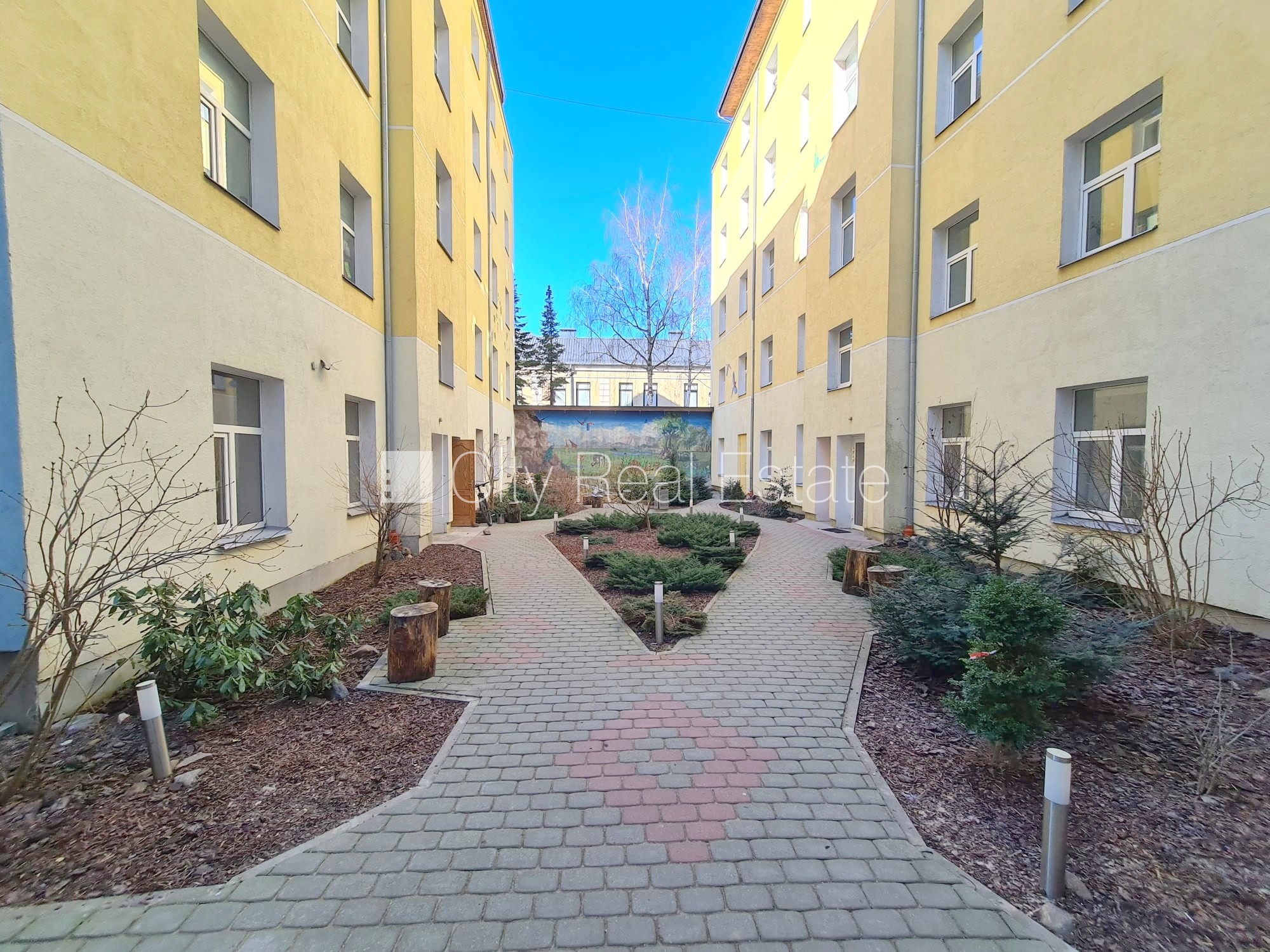 Sludinājumi. Pagalma ēka, renovēta māja, slēgts pagalms, ieeja no ielas un pagalma, kāpņu telpa pēc kosmētiskā Cena: 280 EUR/mēn Foto #18