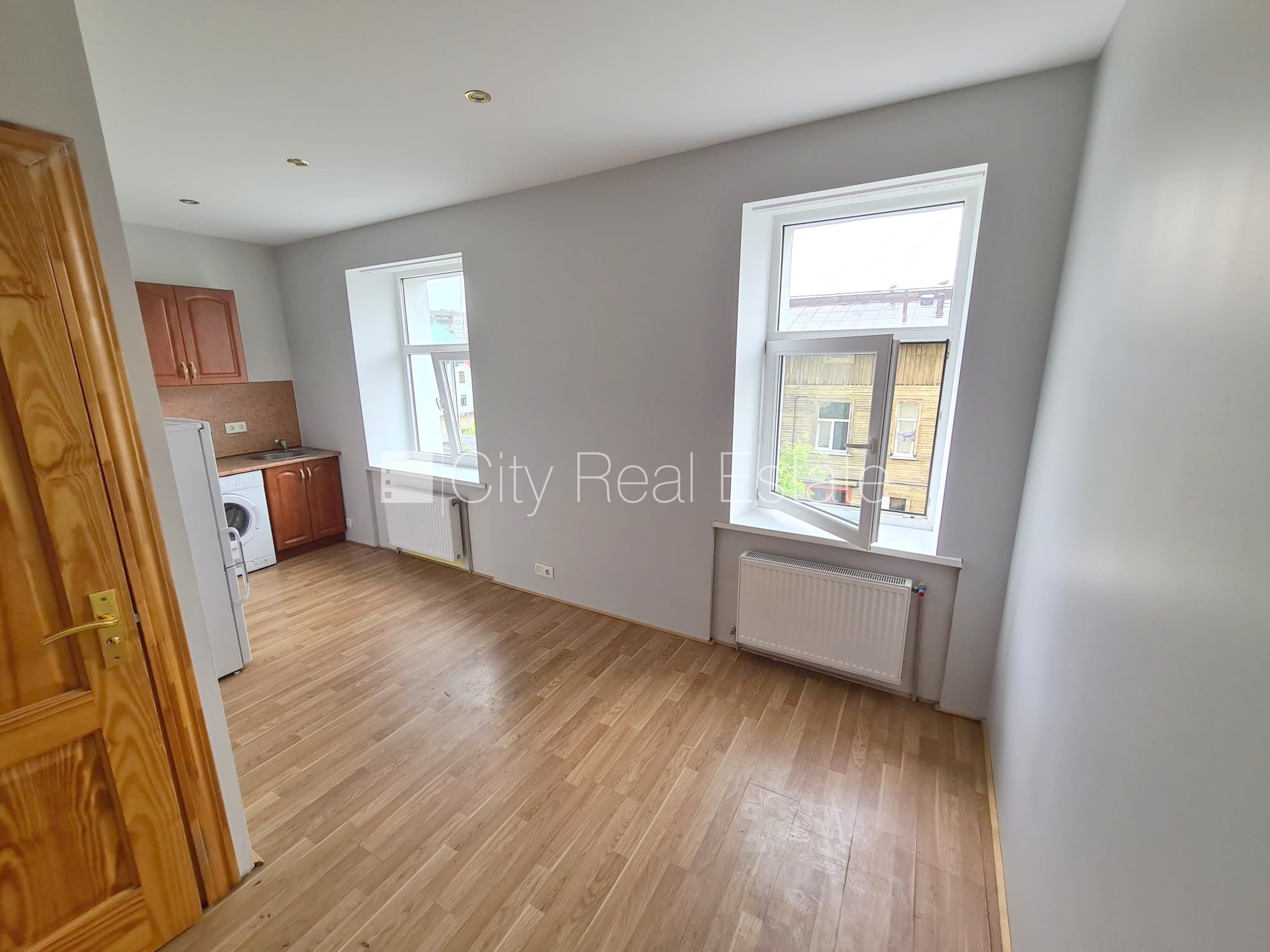 Sludinājumi. Pagalma ēka, renovēta māja, slēgts pagalms, ieeja no ielas un pagalma, kāpņu telpa pēc kosmētiskā Cena: 280 EUR/mēn Foto #3