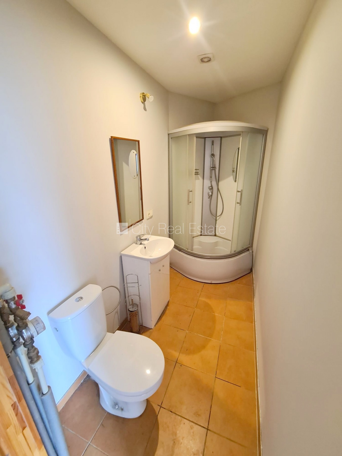 Sludinājumi. Pagalma ēka, renovēta māja, slēgts pagalms, ieeja no ielas un pagalma, kāpņu telpa pēc kosmētiskā Cena: 280 EUR/mēn Foto #12