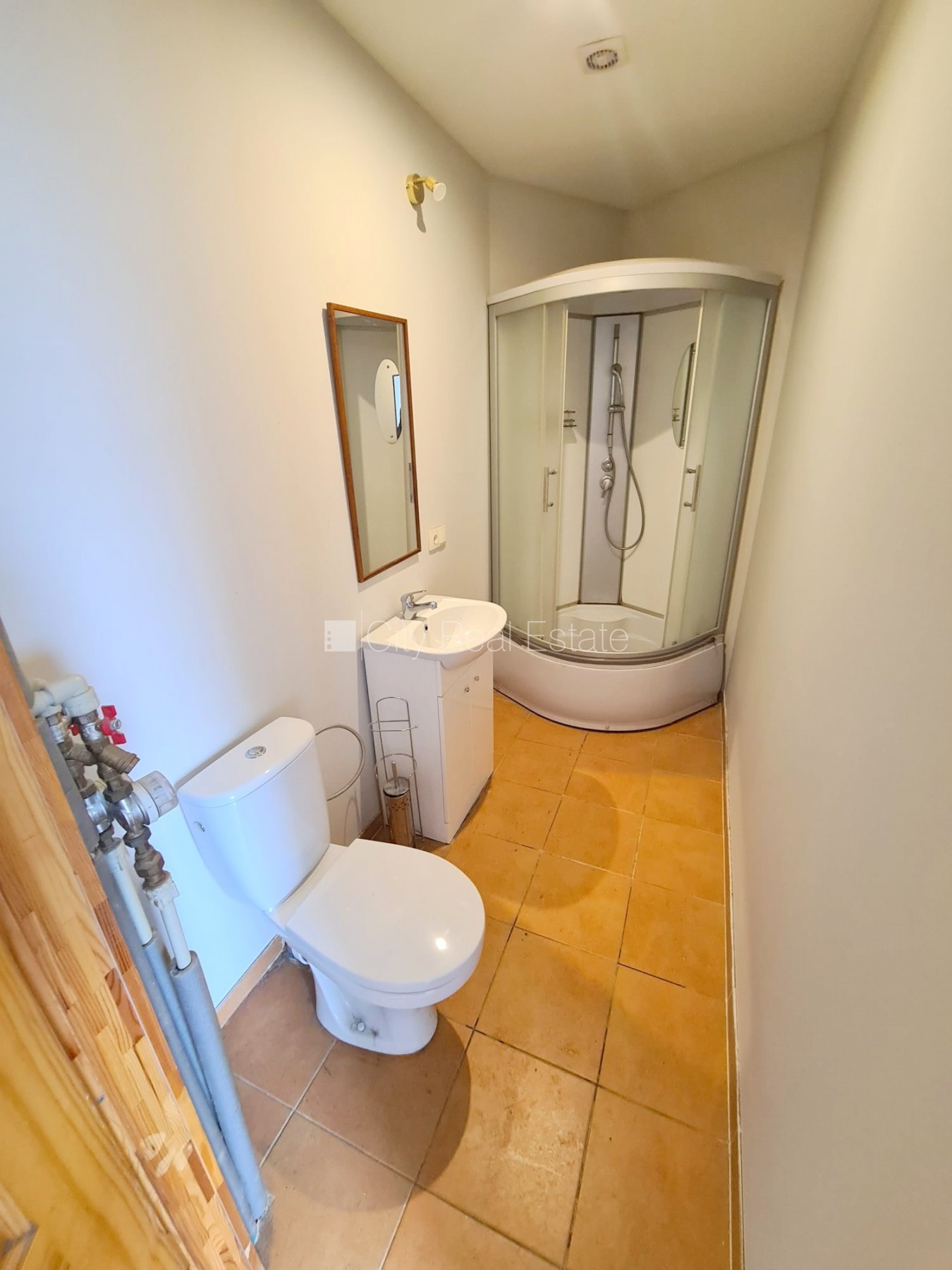 Sludinājumi. Pagalma ēka, renovēta māja, slēgts pagalms, ieeja no ielas un pagalma, kāpņu telpa pēc kosmētiskā Cena: 280 EUR/mēn Foto #11