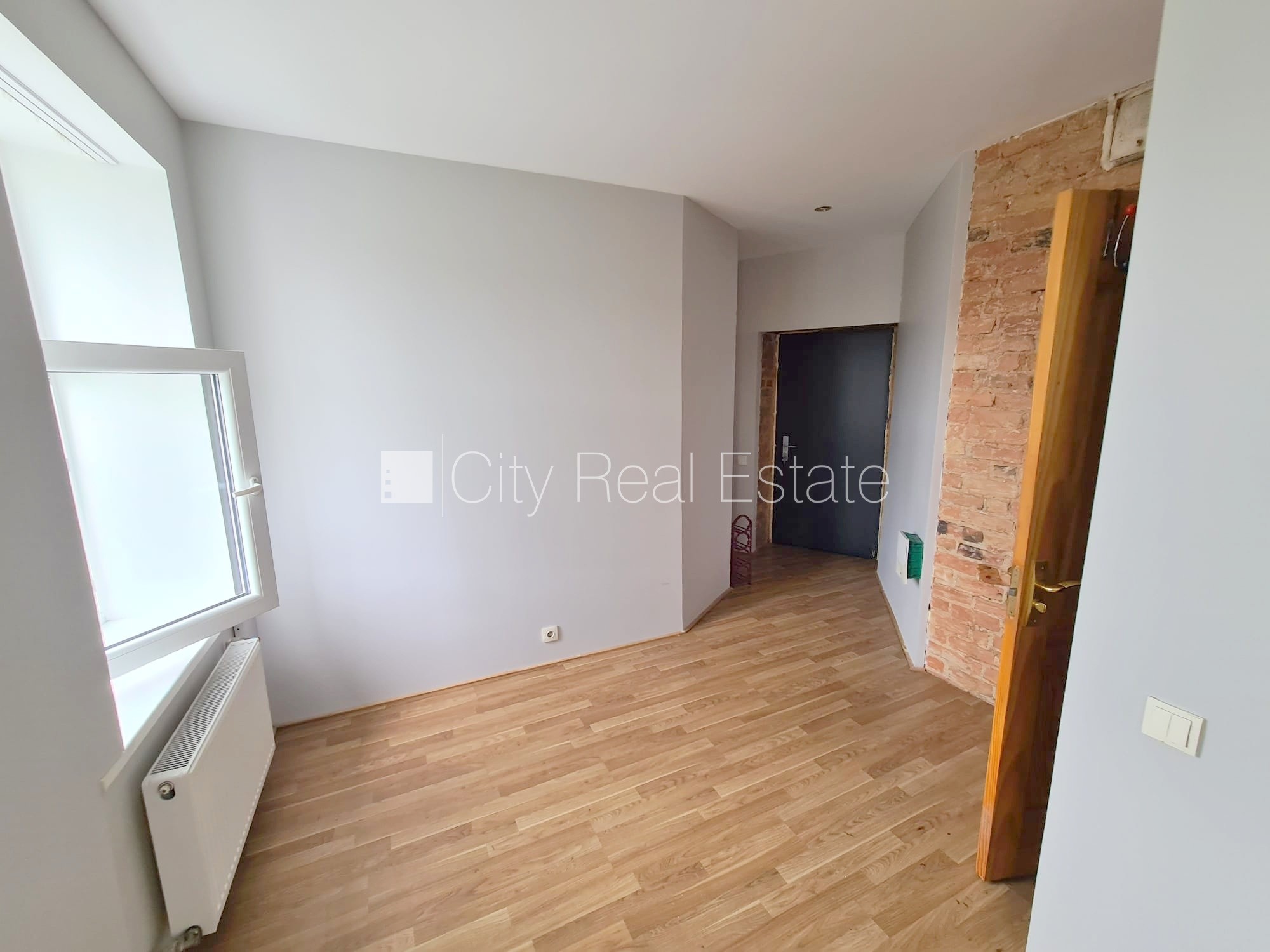 Sludinājumi. Pagalma ēka, renovēta māja, slēgts pagalms, ieeja no ielas un pagalma, kāpņu telpa pēc kosmētiskā Cena: 280 EUR/mēn Foto #7