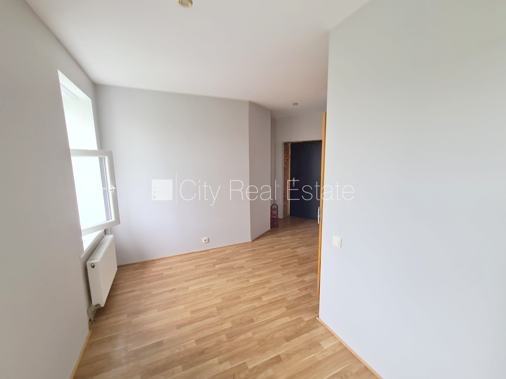 Sludinājumi. Pagalma ēka, renovēta māja, slēgts pagalms, ieeja no ielas un pagalma, kāpņu telpa pēc kosmētiskā Cena: 280 EUR/mēn Foto #8