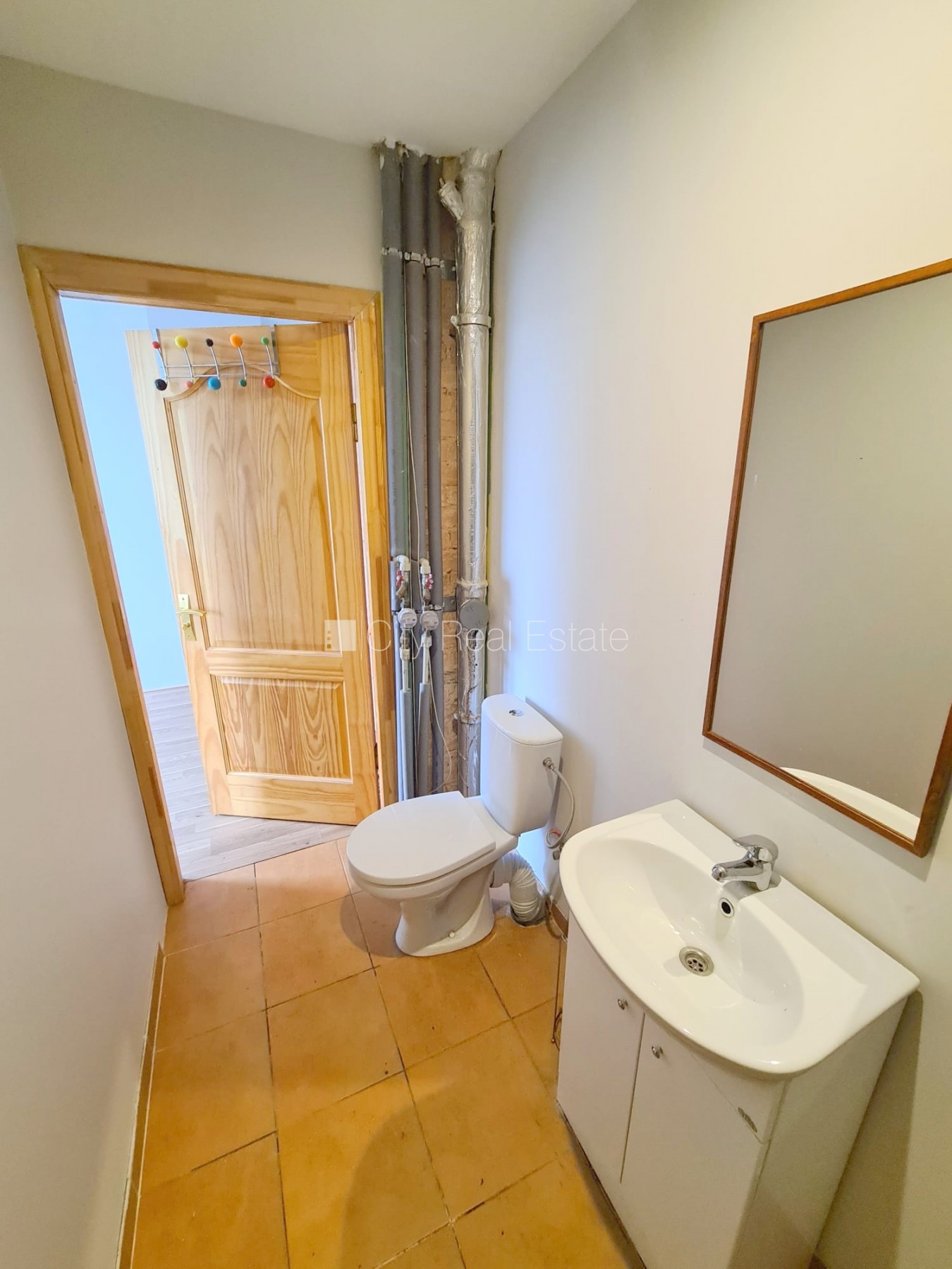 Sludinājumi. Pagalma ēka, renovēta māja, slēgts pagalms, ieeja no ielas un pagalma, kāpņu telpa pēc kosmētiskā Cena: 280 EUR/mēn Foto #10