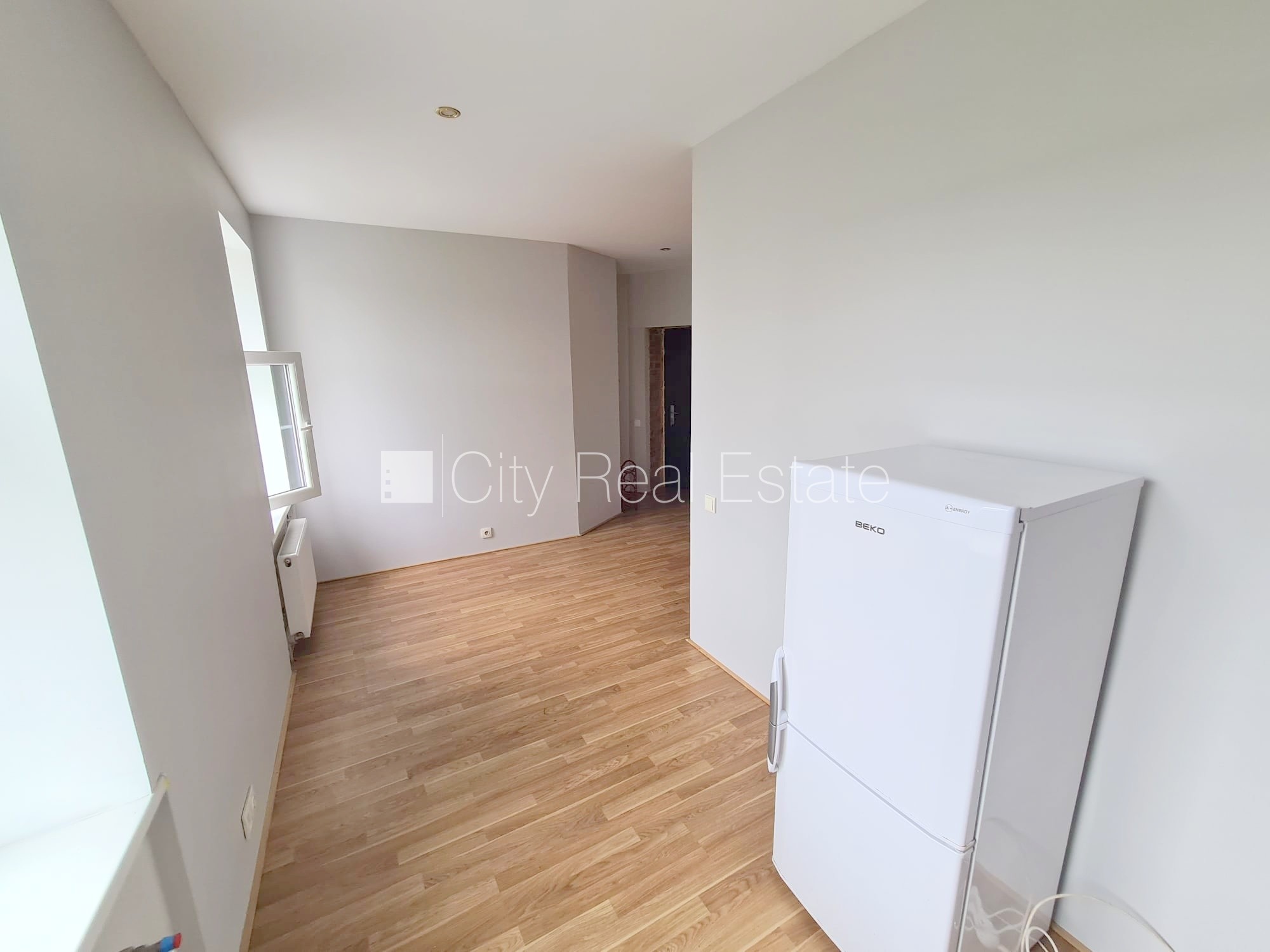 Sludinājumi. Pagalma ēka, renovēta māja, slēgts pagalms, ieeja no ielas un pagalma, kāpņu telpa pēc kosmētiskā Cena: 280 EUR/mēn Foto #9