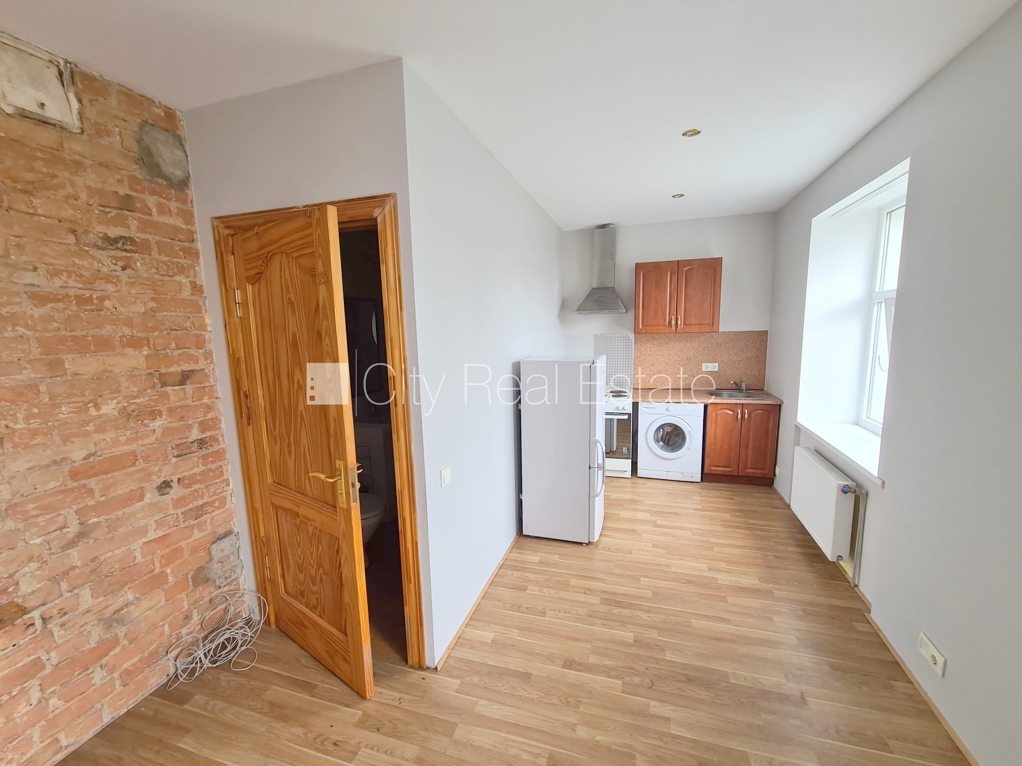 Sludinājumi. Pagalma ēka, renovēta māja, slēgts pagalms, ieeja no ielas un pagalma, kāpņu telpa pēc kosmētiskā Cena: 280 EUR/mēn Foto #2