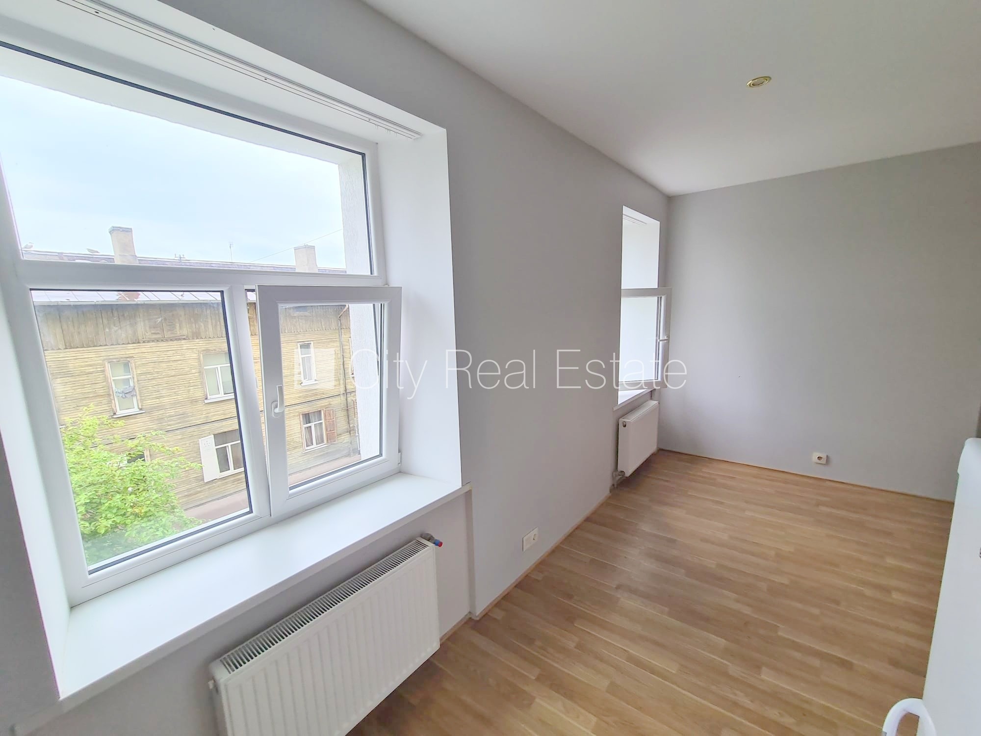 Sludinājumi. Pagalma ēka, renovēta māja, slēgts pagalms, ieeja no ielas un pagalma, kāpņu telpa pēc kosmētiskā Cena: 280 EUR/mēn Foto #6