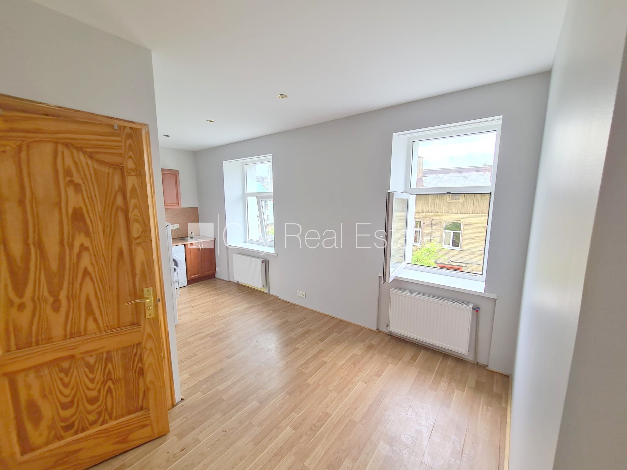 Sludinājumi. Pagalma ēka, renovēta māja, slēgts pagalms, ieeja no ielas un pagalma, kāpņu telpa pēc kosmētiskā Cena: 280 EUR/mēn Foto #5