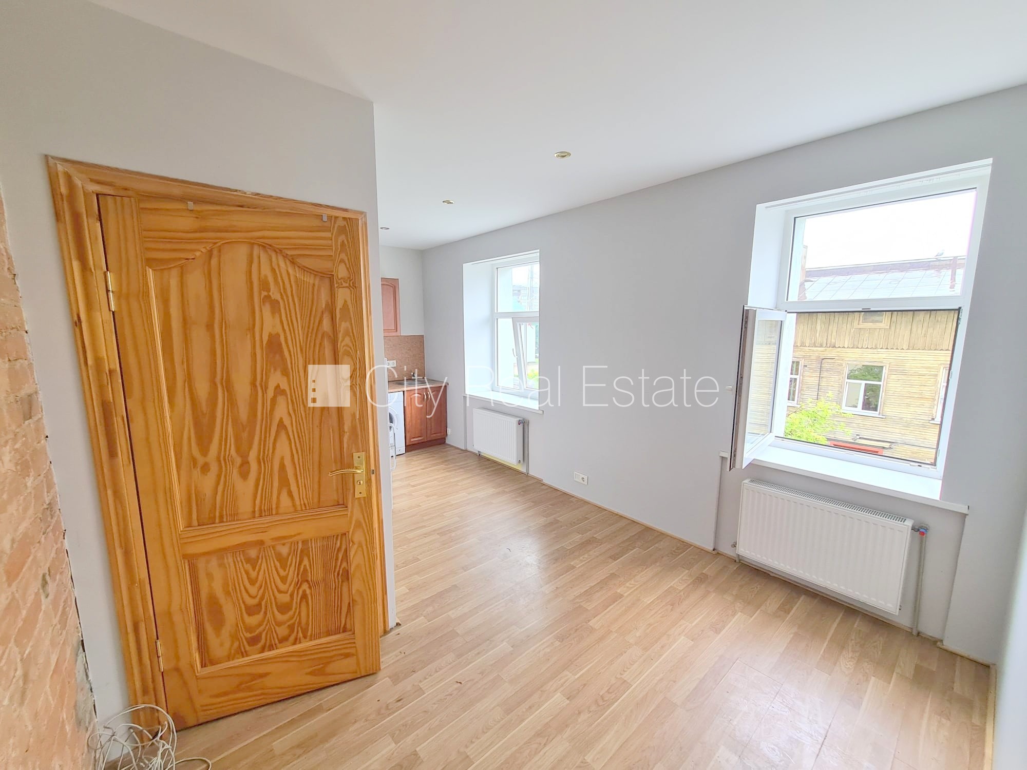 Sludinājumi. Pagalma ēka, renovēta māja, slēgts pagalms, ieeja no ielas un pagalma, kāpņu telpa pēc kosmētiskā Cena: 280 EUR/mēn Foto #4