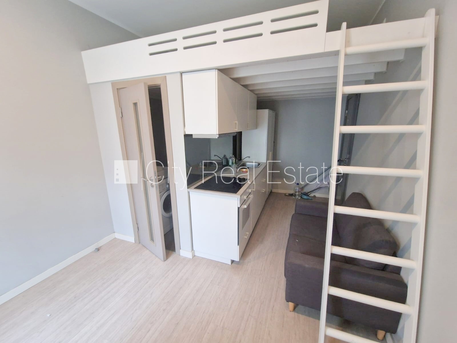 Объявление. Фасадный дом, реновированный дом, закрытый двор, вход с улицы, лестничная клетка после капитального Цена: 320 EUR/мес. Foto #9