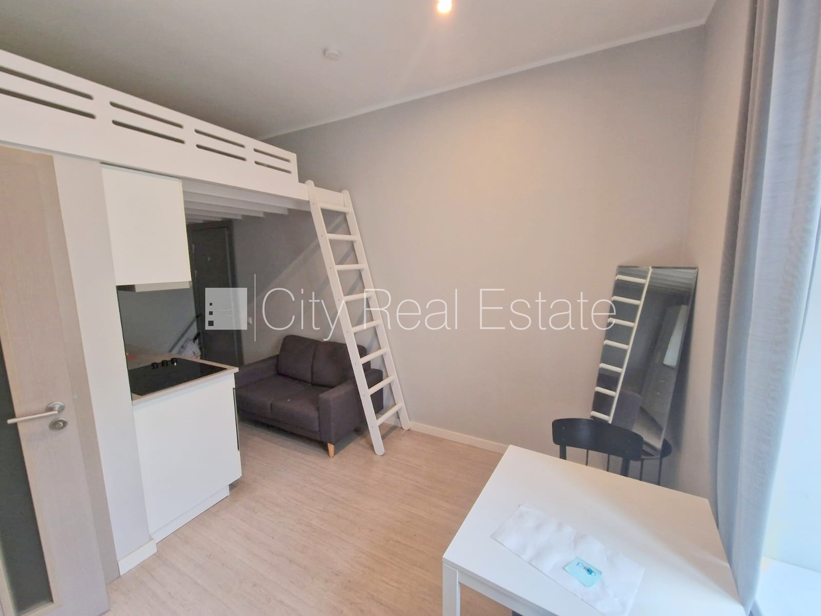 Объявление. Фасадный дом, реновированный дом, закрытый двор, вход с улицы, лестничная клетка после капитального Цена: 320 EUR/мес. Foto #3