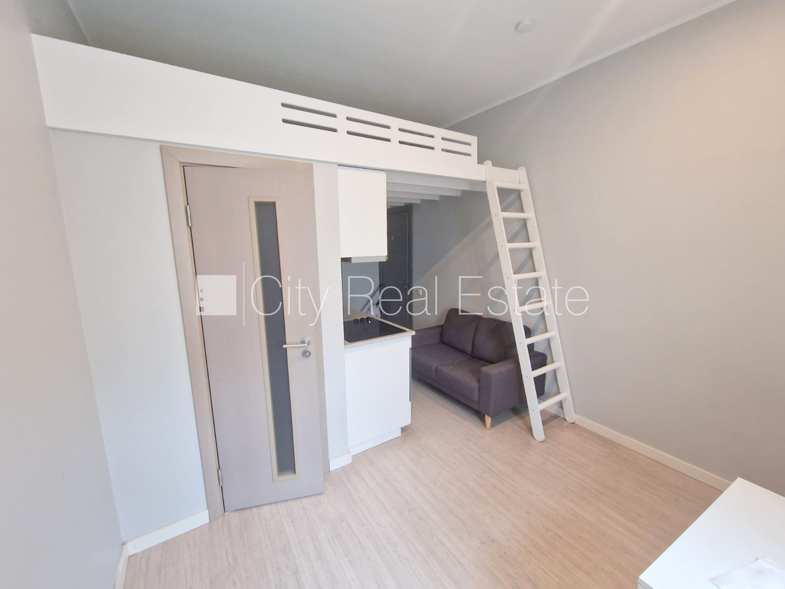 Объявление. Фасадный дом, реновированный дом, закрытый двор, вход с улицы, лестничная клетка после капитального Цена: 320 EUR/мес. Foto #2