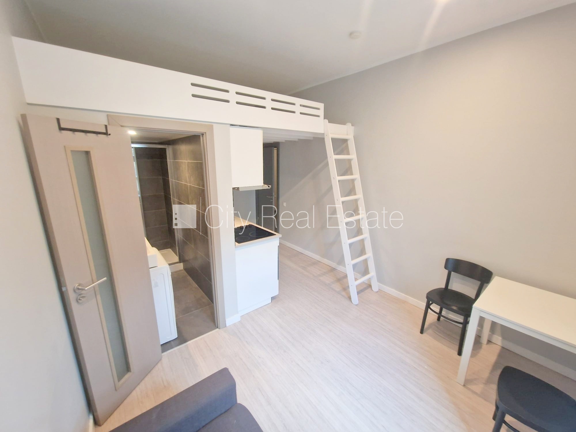 Sludinājumi. Fasādes māja, renovēta māja, slēgts pagalms, ieeja no ielas, kāpņu telpa pēc kapitālā remonta, logi Cena: 320 EUR/mēn Foto #3