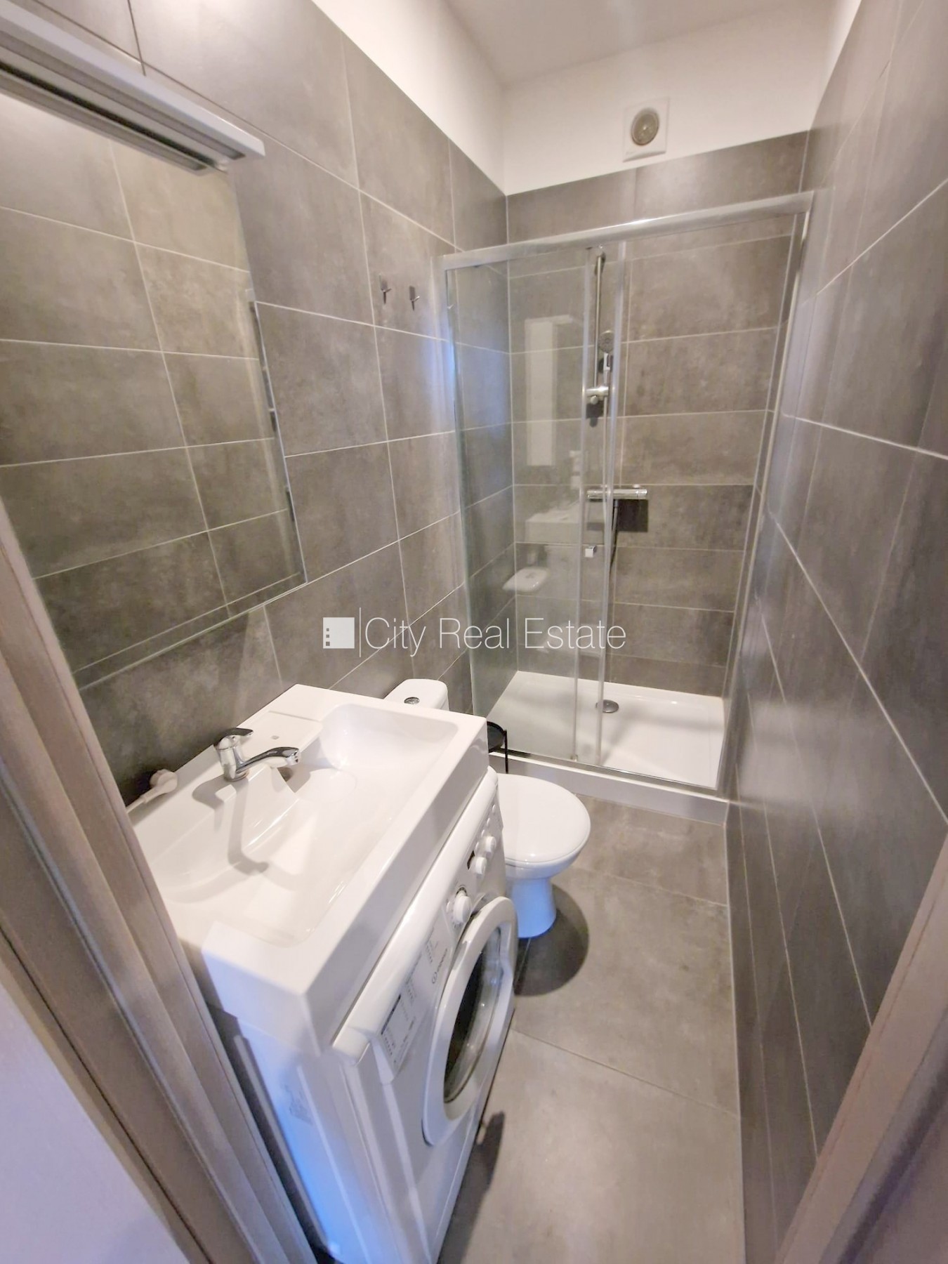 Объявление. Фасадный дом, реновированный дом, закрытый двор, вход с улицы, лестничная клетка после капитального Цена: 320 EUR/мес. Foto #11