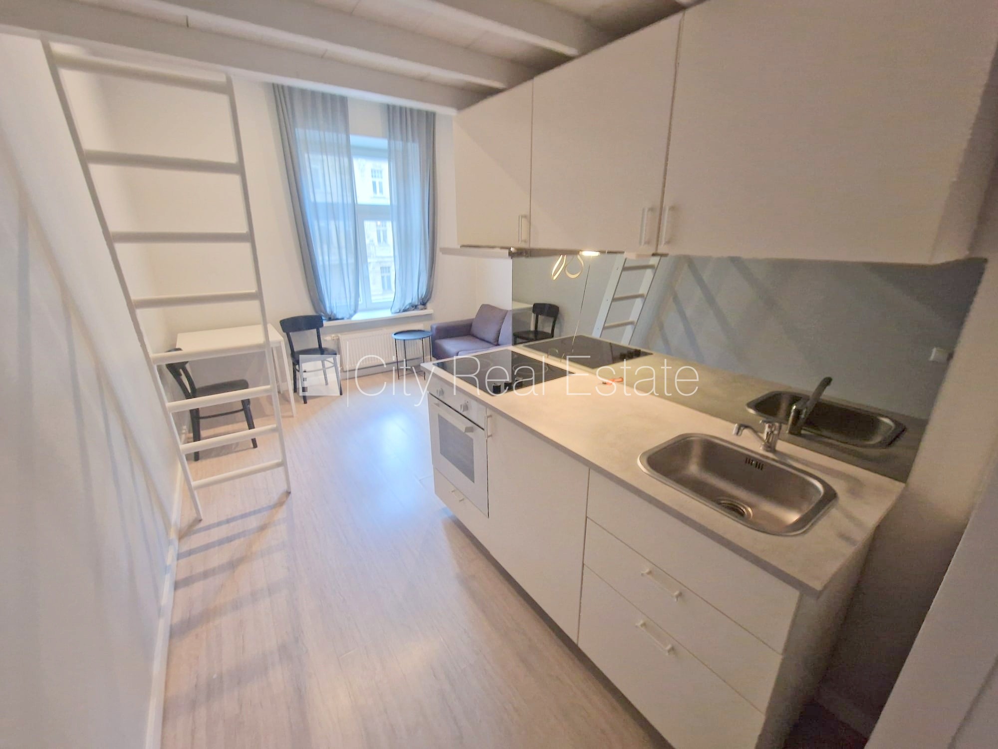 Sludinājumi. Fasādes māja, renovēta māja, slēgts pagalms, ieeja no ielas, kāpņu telpa pēc kapitālā remonta, logi Cena: 320 EUR/mēn Foto #8