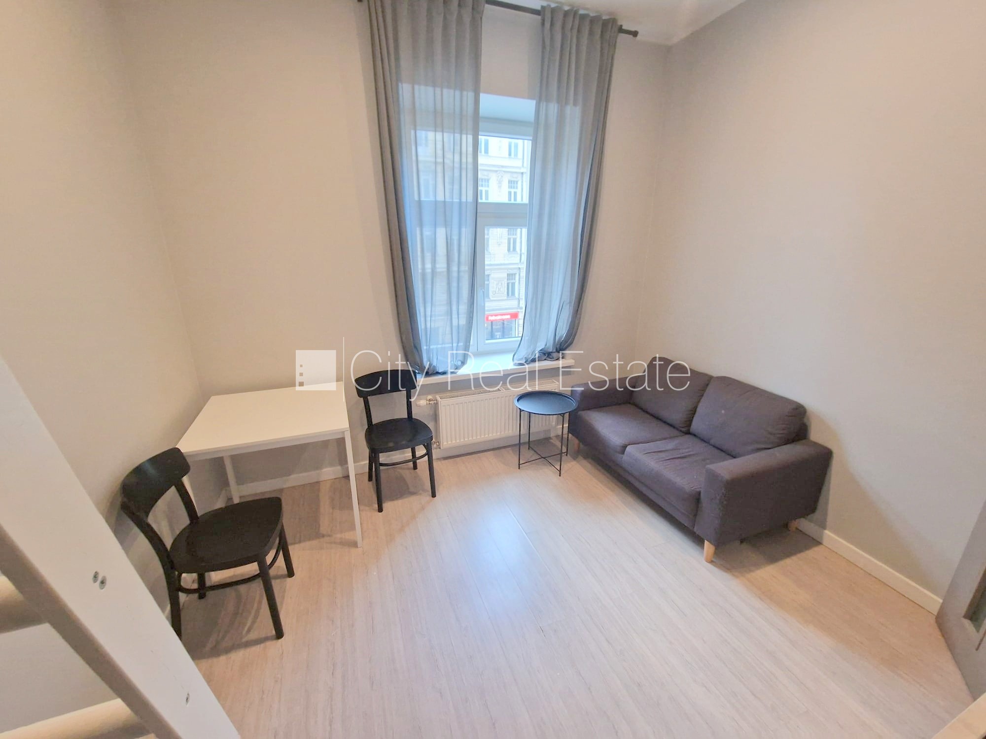 Sludinājumi. Fasādes māja, renovēta māja, slēgts pagalms, ieeja no ielas, kāpņu telpa pēc kapitālā remonta, logi Cena: 320 EUR/mēn Foto #7