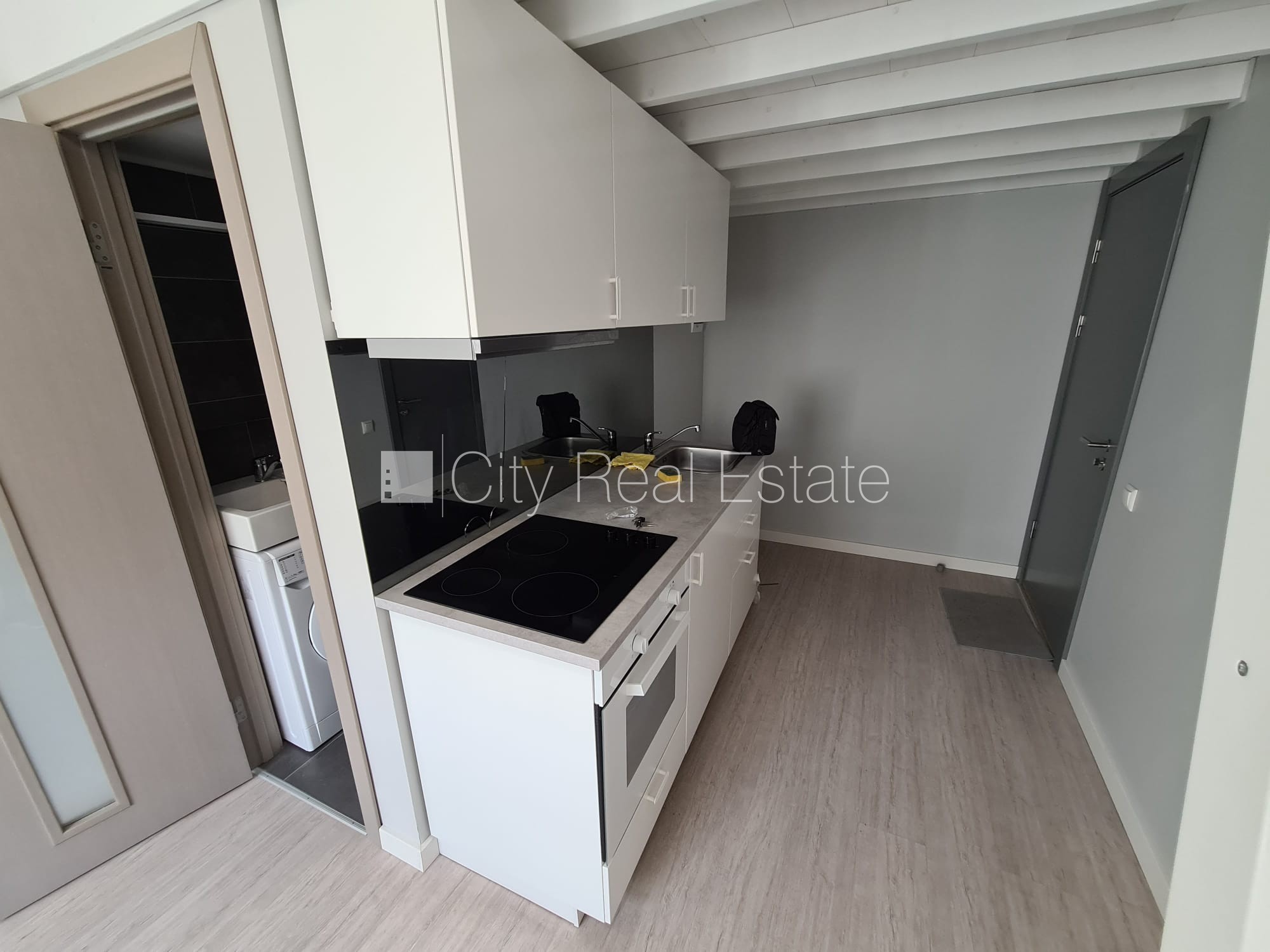 Объявление. Фасадный дом, реновированный дом, закрытый двор, вход с улицы, лестничная клетка после капитального Цена: 320 EUR/мес. Foto #7