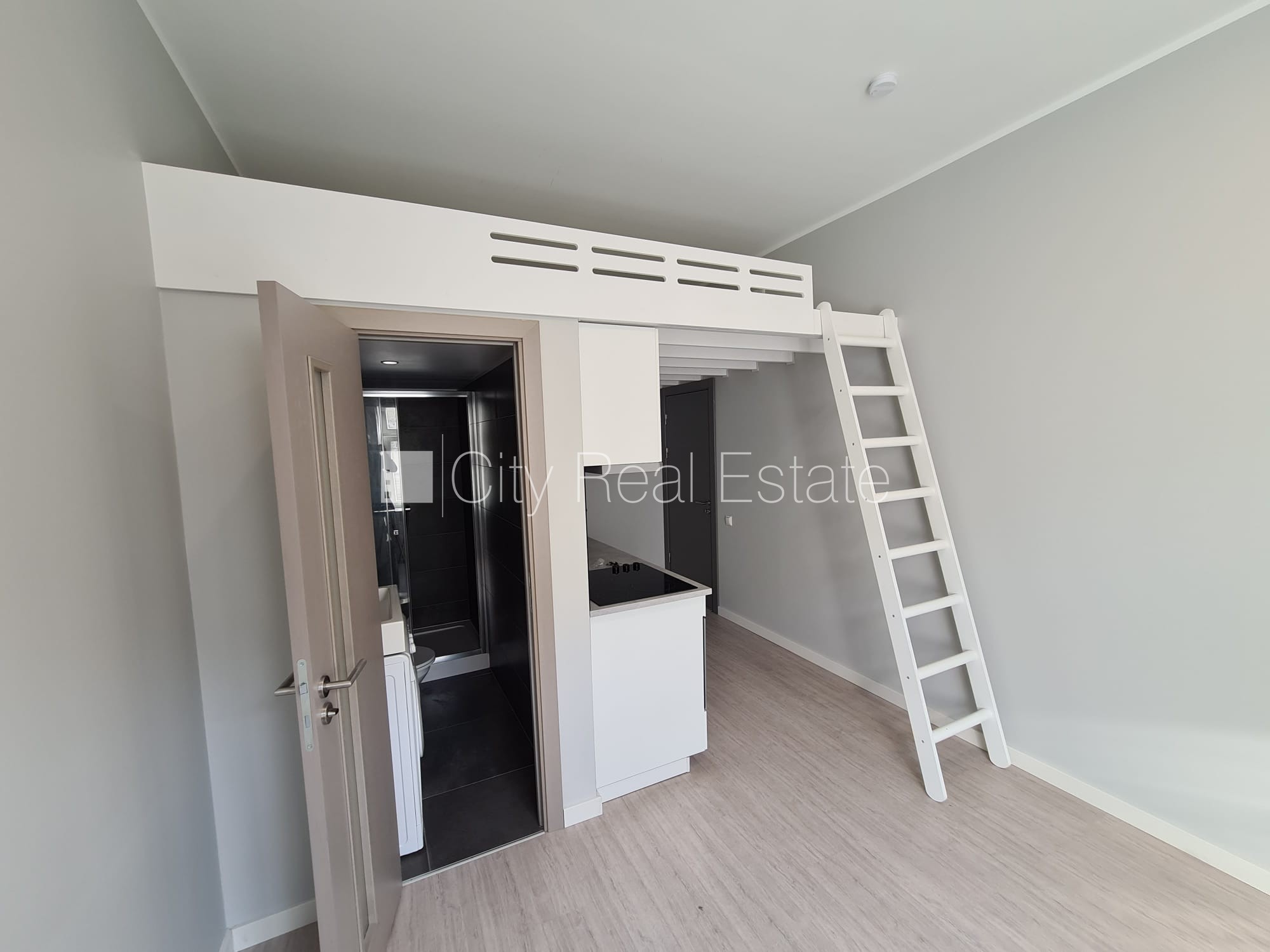 Объявление. Фасадный дом, реновированный дом, закрытый двор, вход с улицы, лестничная клетка после капитального Цена: 320 EUR/мес. Foto #8