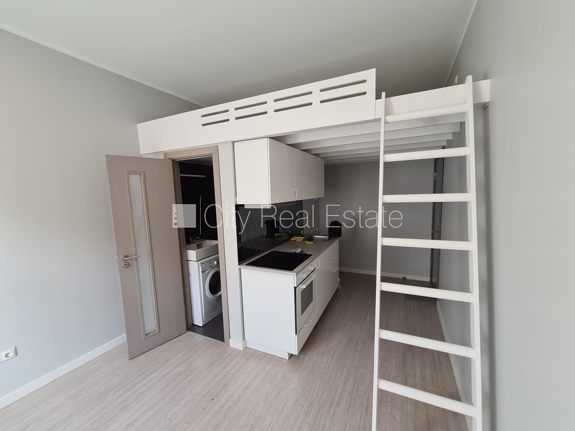 Объявление. Фасадный дом, реновированный дом, закрытый двор, вход с улицы, лестничная клетка после капитального Цена: 320 EUR/мес. Foto #1