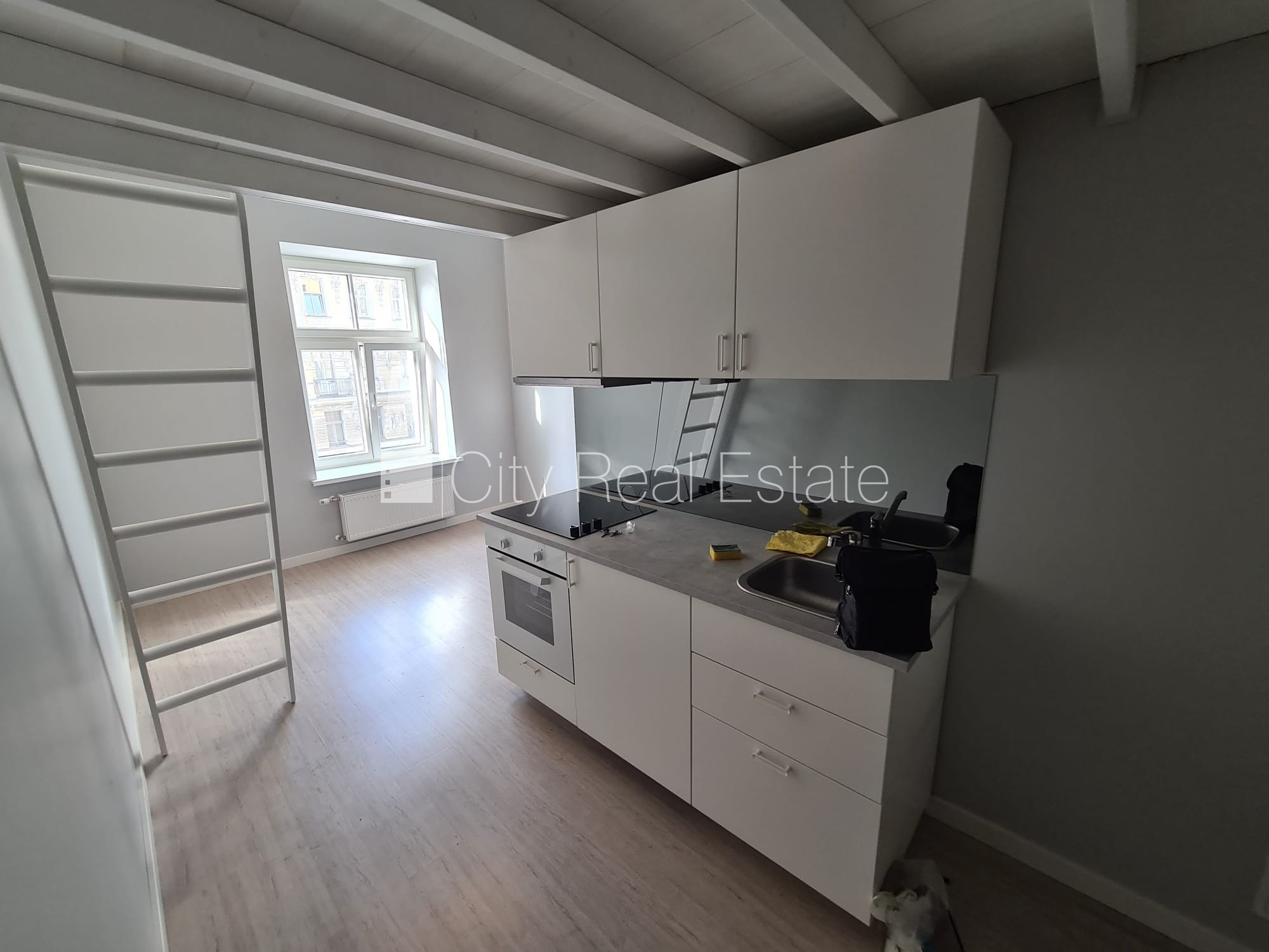 Объявление. Фасадный дом, реновированный дом, закрытый двор, вход с улицы, лестничная клетка после капитального Цена: 320 EUR/мес. Foto #6