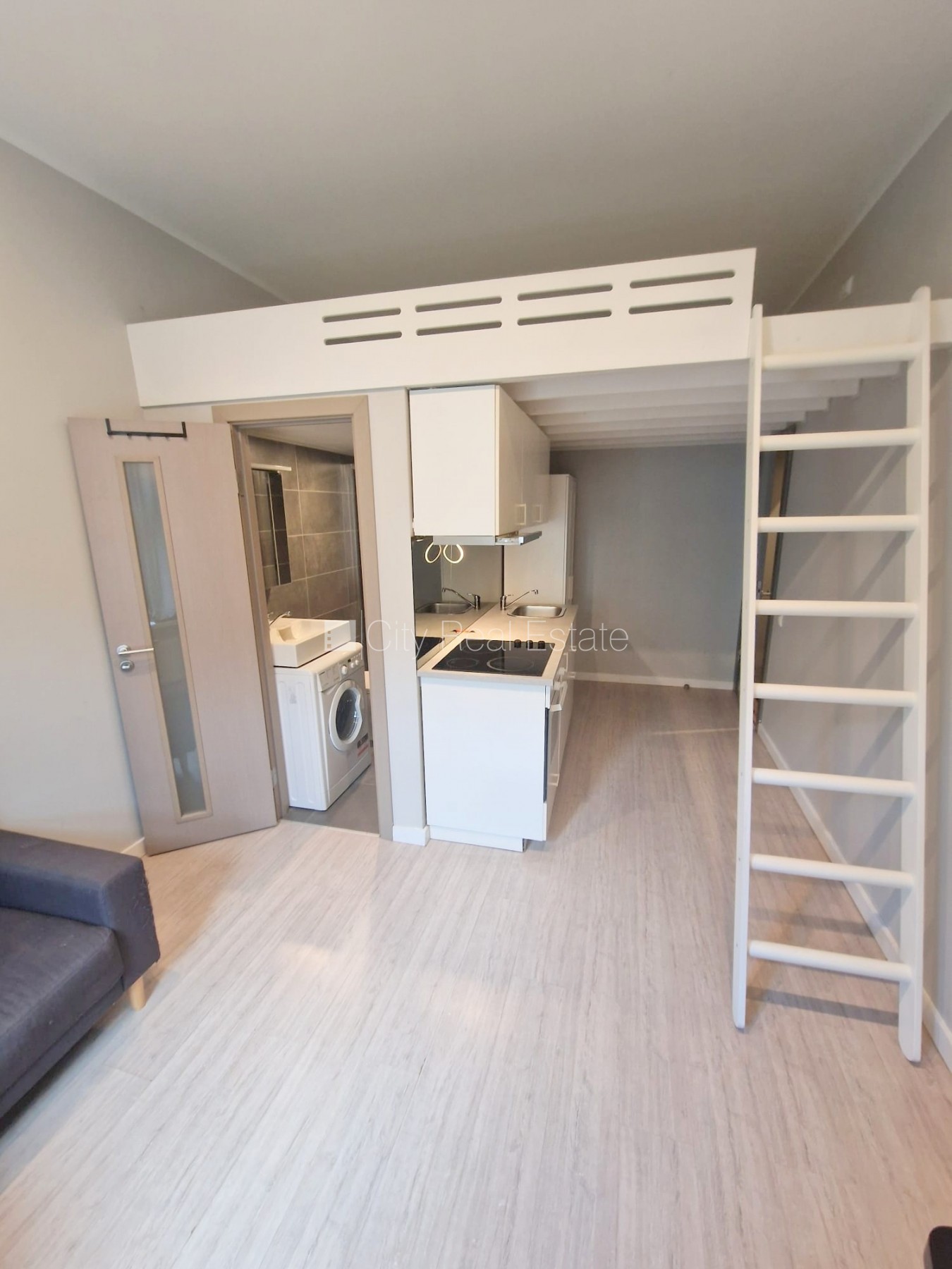 Sludinājumi. Fasādes māja, renovēta māja, slēgts pagalms, ieeja no ielas, kāpņu telpa pēc kapitālā remonta, logi Cena: 320 EUR/mēn Foto #4