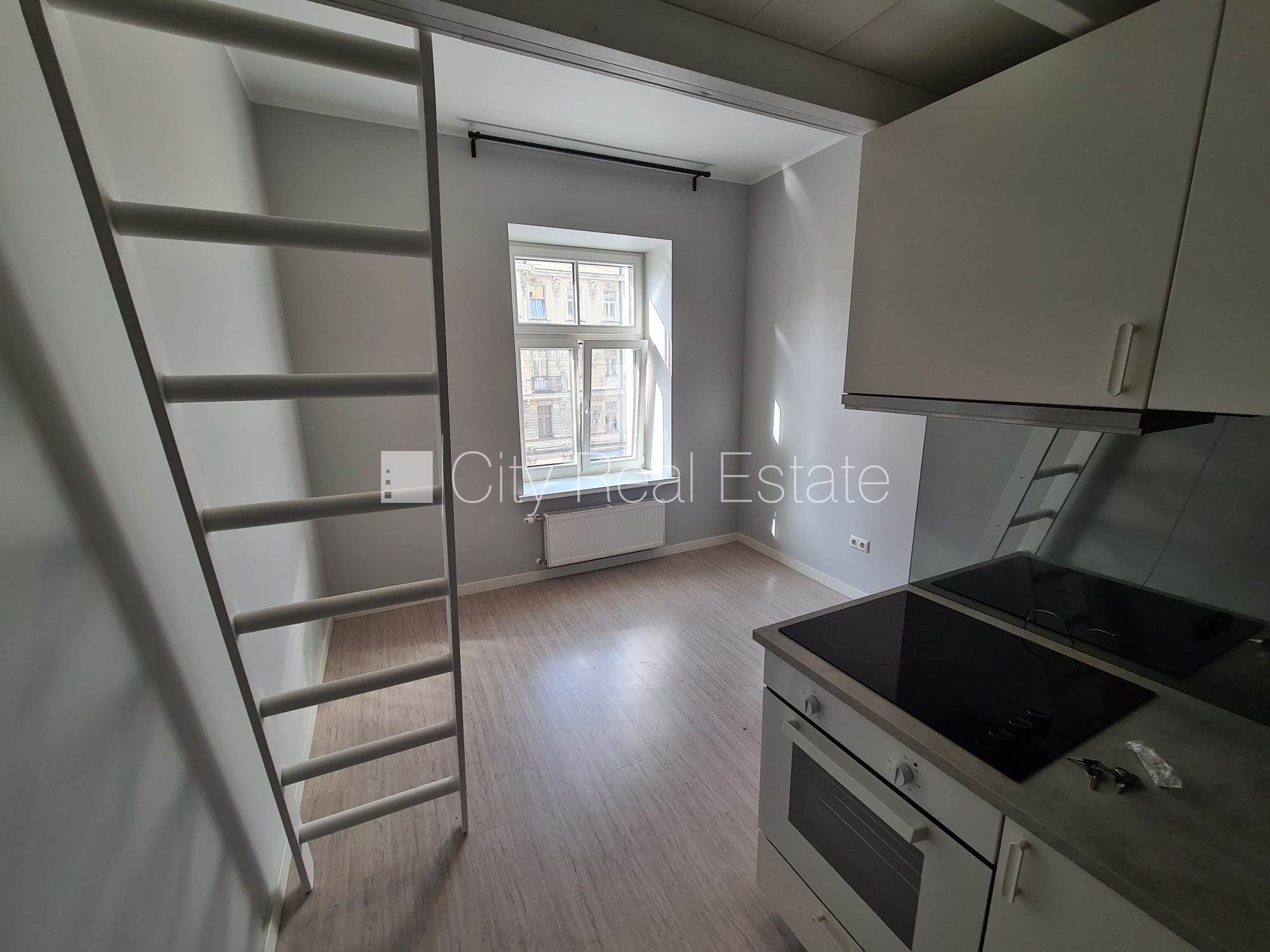 Объявление. Фасадный дом, реновированный дом, закрытый двор, вход с улицы, лестничная клетка после капитального Цена: 320 EUR/мес. Foto #5