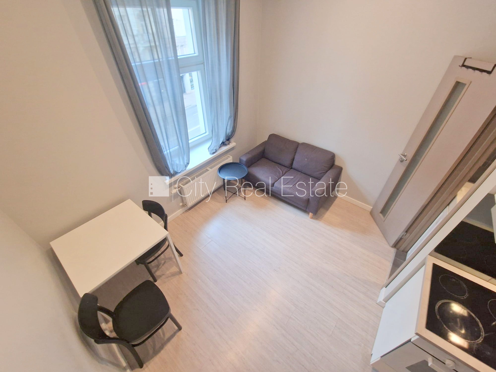 Sludinājumi. Fasādes māja, renovēta māja, slēgts pagalms, ieeja no ielas, kāpņu telpa pēc kapitālā remonta, logi Cena: 320 EUR/mēn Foto #11
