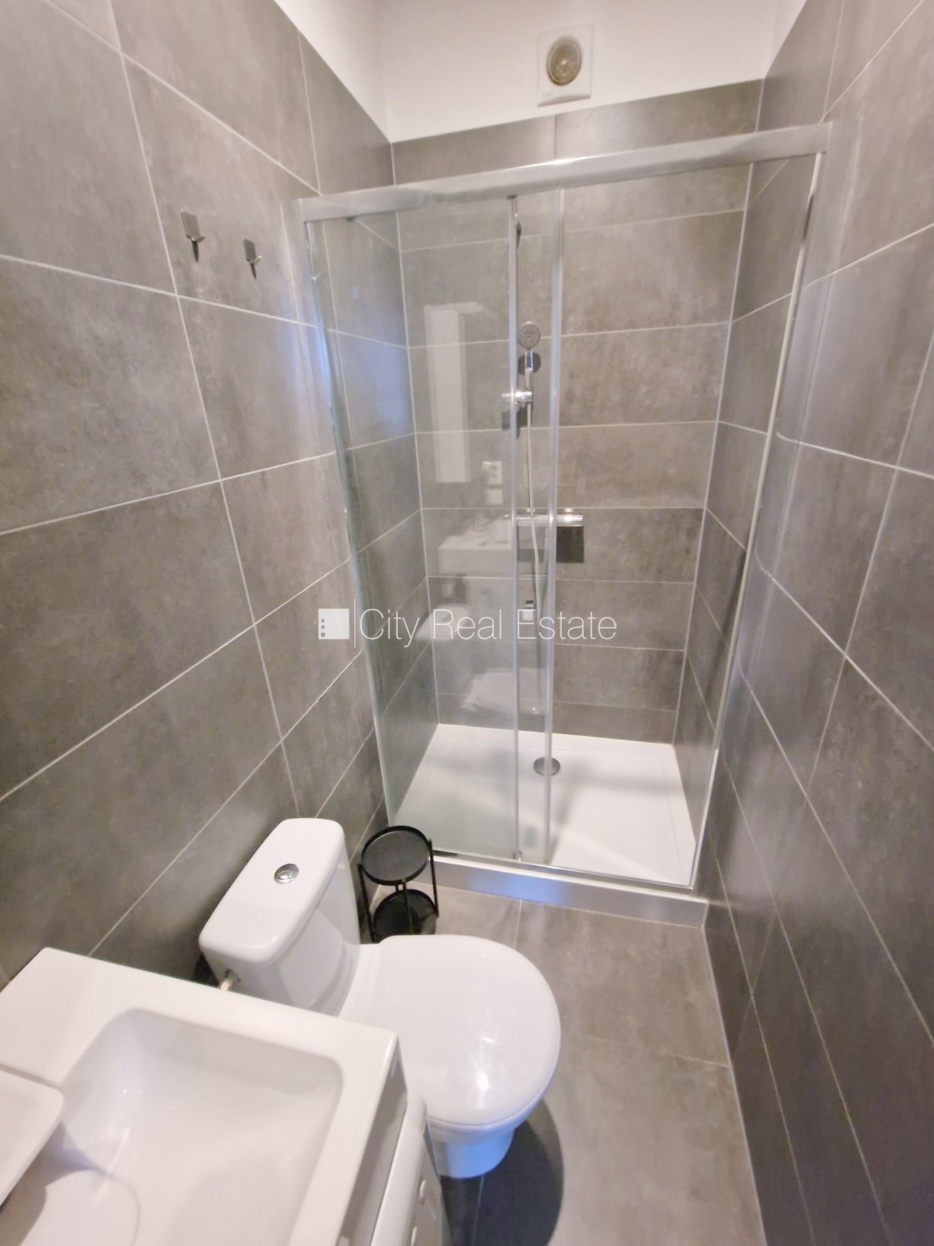 Объявление. Фасадный дом, реновированный дом, закрытый двор, вход с улицы, лестничная клетка после капитального Цена: 320 EUR/мес. Foto #12