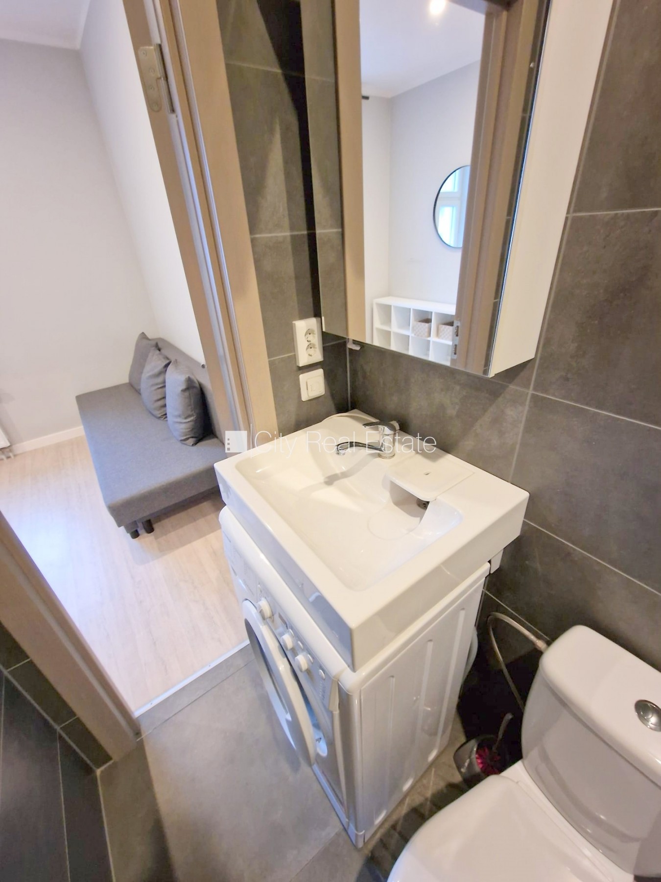 Объявление. Фасадный дом, реновированный дом, закрытый двор, вход с улицы, лестничная клетка после капитального Цена: 320 EUR/мес. Foto #13