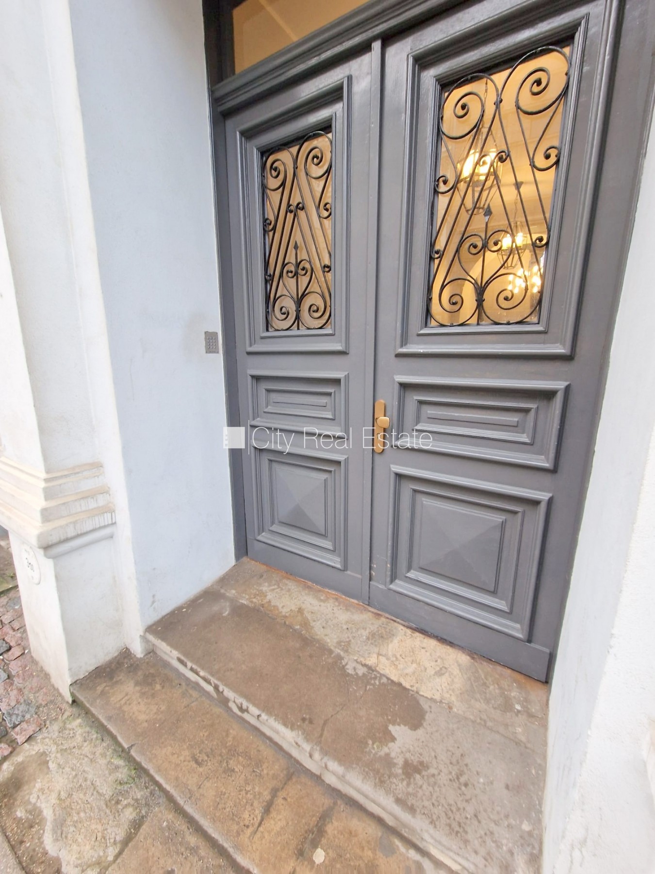 Объявление. Фасадный дом, реновированный дом, закрытый двор, вход с улицы, лестничная клетка после капитального Цена: 320 EUR/мес. Foto #14