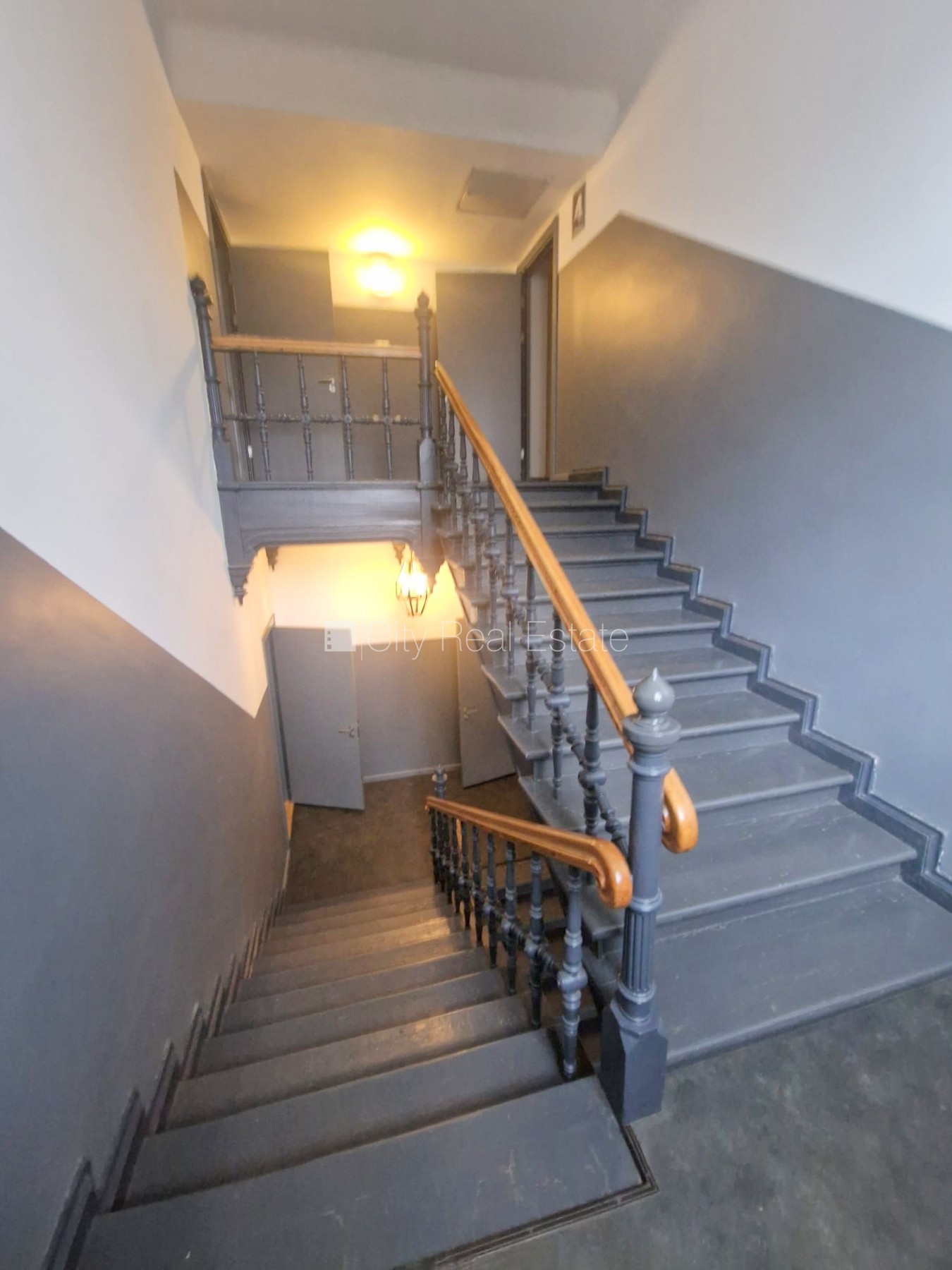 Sludinājumi. Fasādes māja, renovēta māja, slēgts pagalms, ieeja no ielas, kāpņu telpa pēc kapitālā remonta, logi Cena: 320 EUR/mēn Foto #20