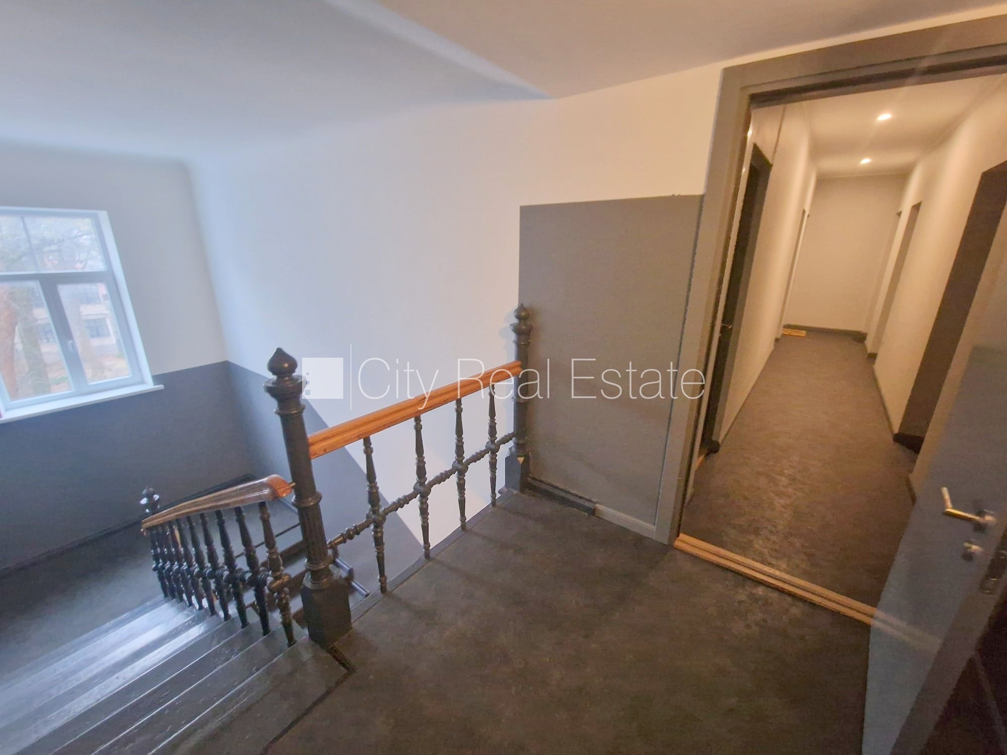 Sludinājumi. Fasādes māja, renovēta māja, slēgts pagalms, ieeja no ielas, kāpņu telpa pēc kapitālā remonta, logi Cena: 320 EUR/mēn Foto #17
