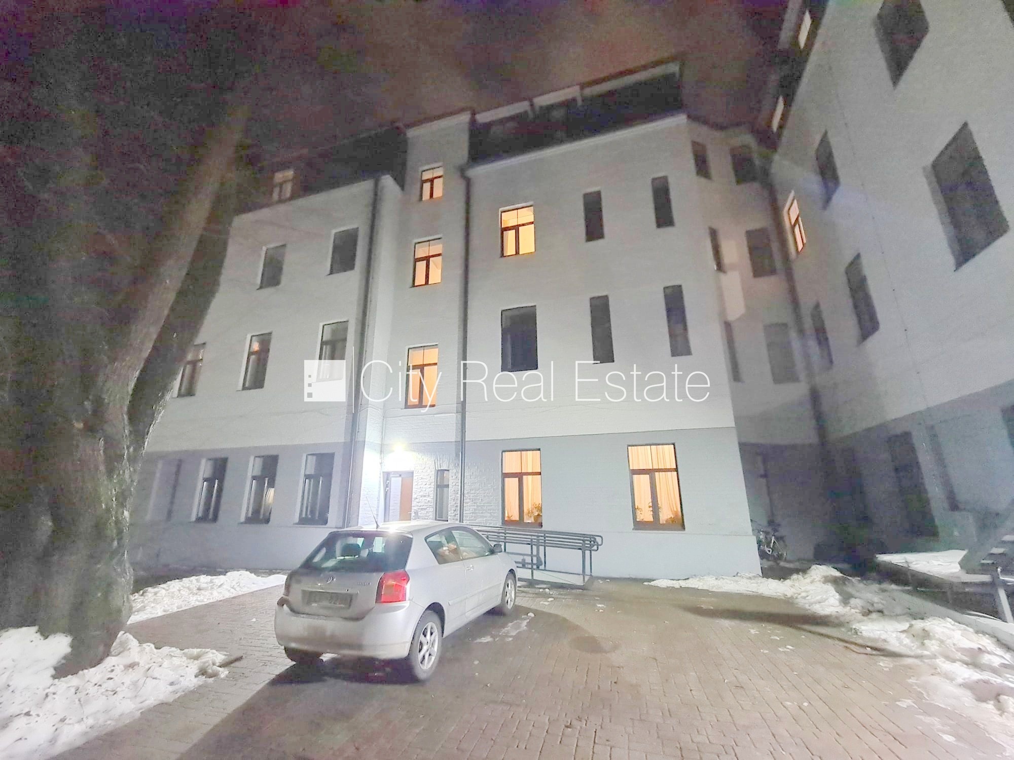 Sludinājumi. Pagalma ēka, renovēta māja, slēgts pagalms, ieeja no ielas un pagalma, kāpņu telpa pēc kapitālā Cena: 340 EUR/mēn Foto #15