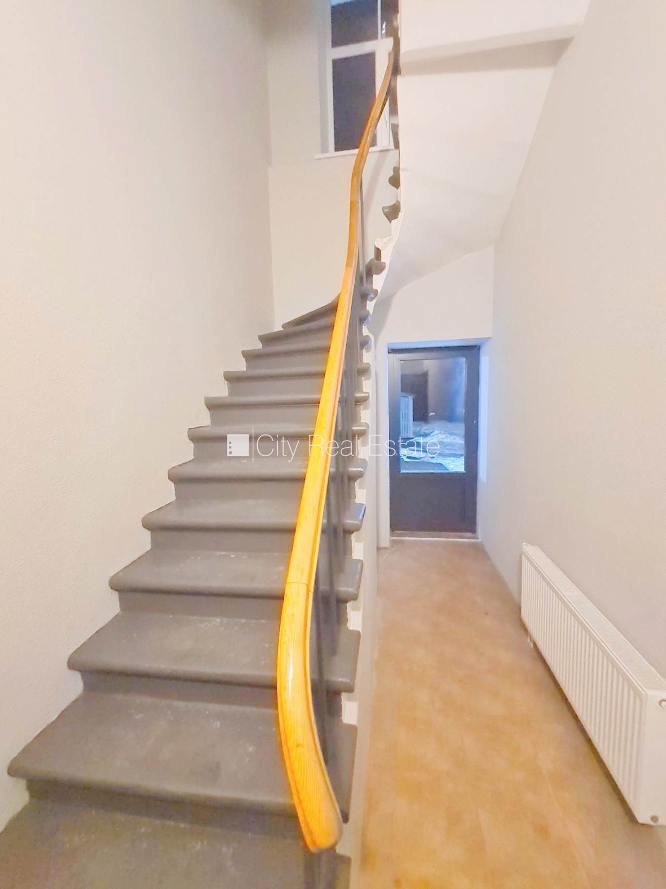 Sludinājumi. Pagalma ēka, renovēta māja, slēgts pagalms, ieeja no ielas un pagalma, kāpņu telpa pēc kapitālā Cena: 340 EUR/mēn Foto #14