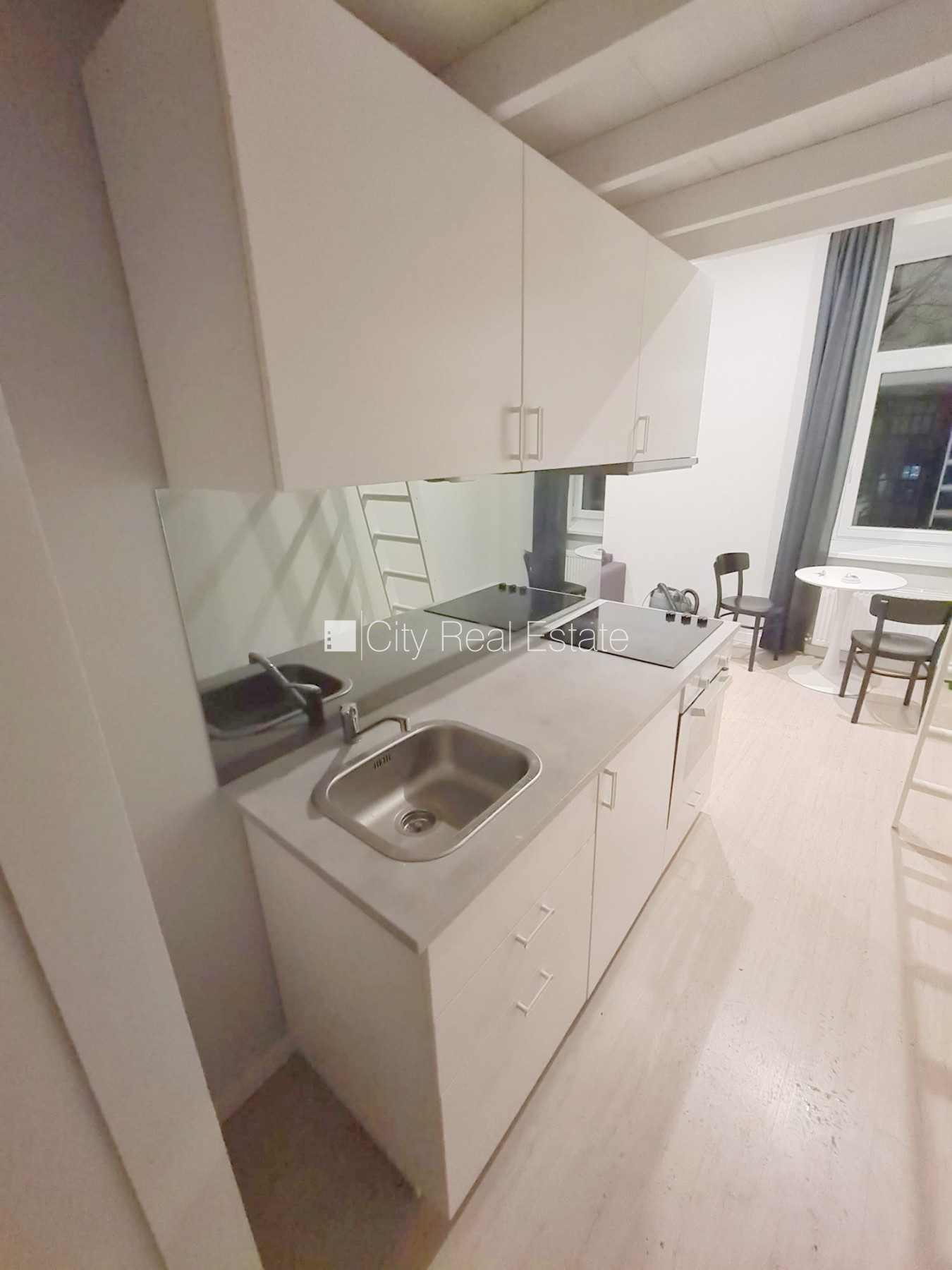 Sludinājumi. Pagalma ēka, renovēta māja, slēgts pagalms, ieeja no ielas un pagalma, kāpņu telpa pēc kapitālā Cena: 340 EUR/mēn Foto #5