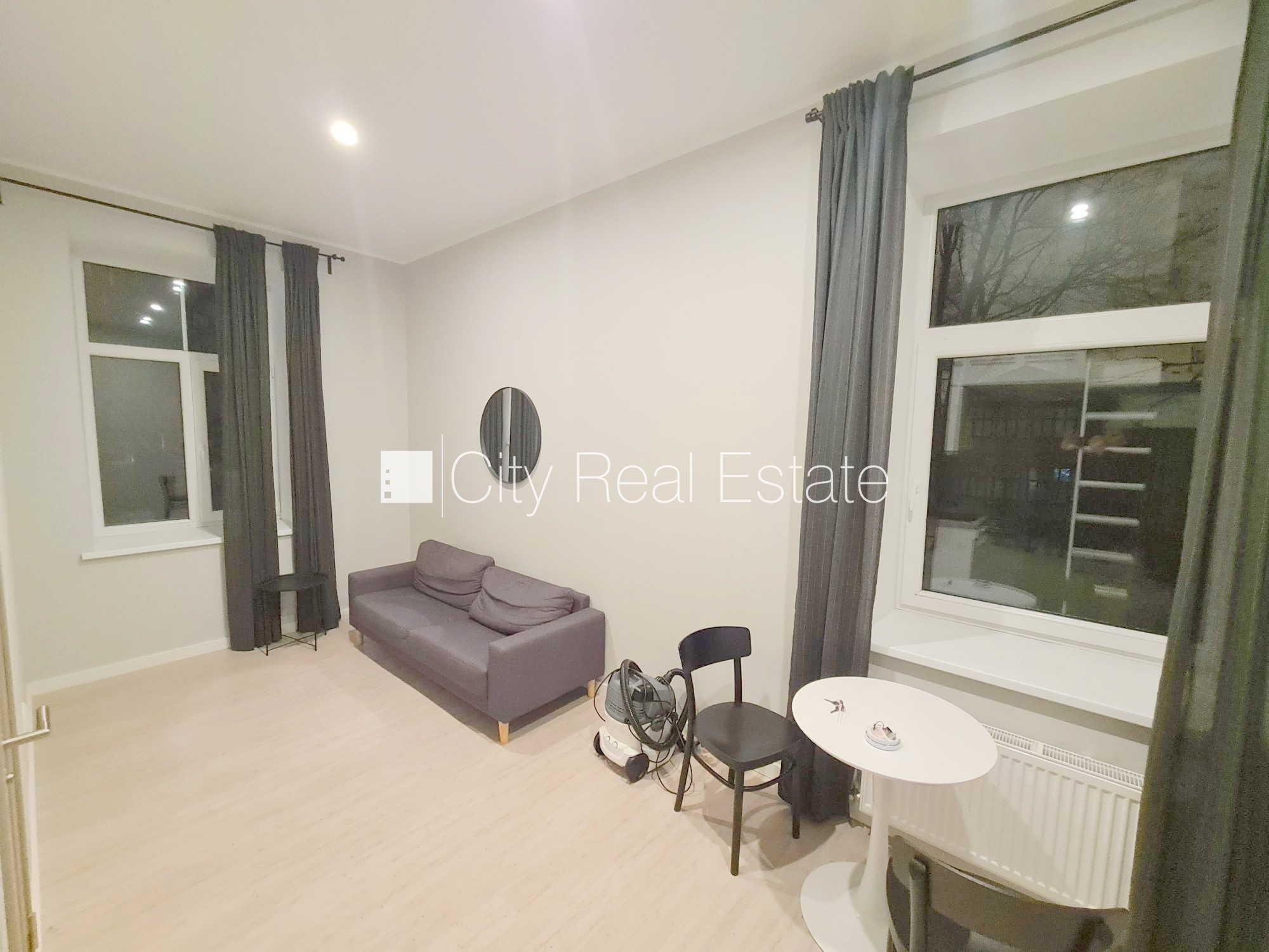 Sludinājumi. Pagalma ēka, renovēta māja, slēgts pagalms, ieeja no ielas un pagalma, kāpņu telpa pēc kapitālā Cena: 340 EUR/mēn Foto #3