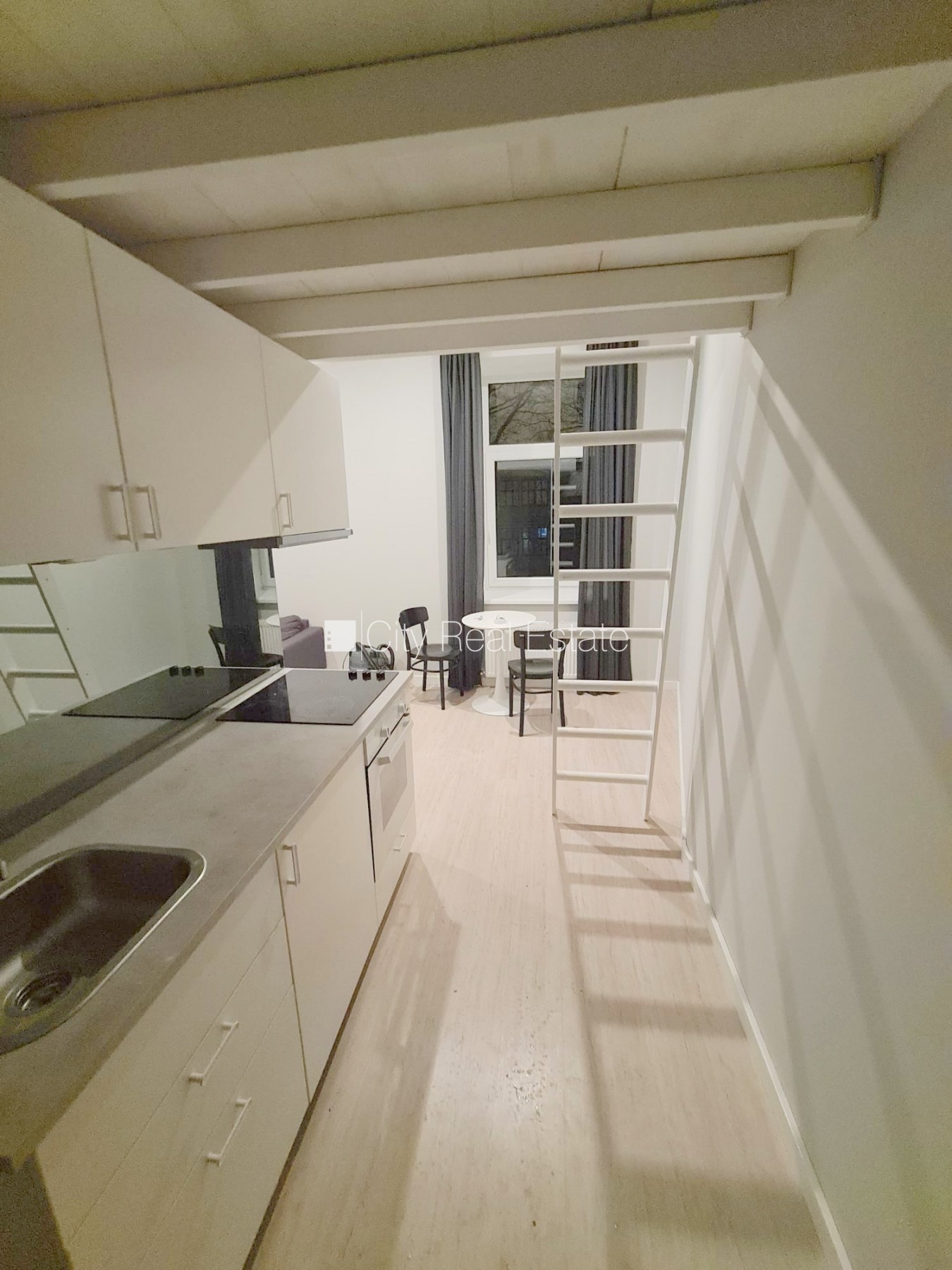 Sludinājumi. Pagalma ēka, renovēta māja, slēgts pagalms, ieeja no ielas un pagalma, kāpņu telpa pēc kapitālā Cena: 340 EUR/mēn Foto #6