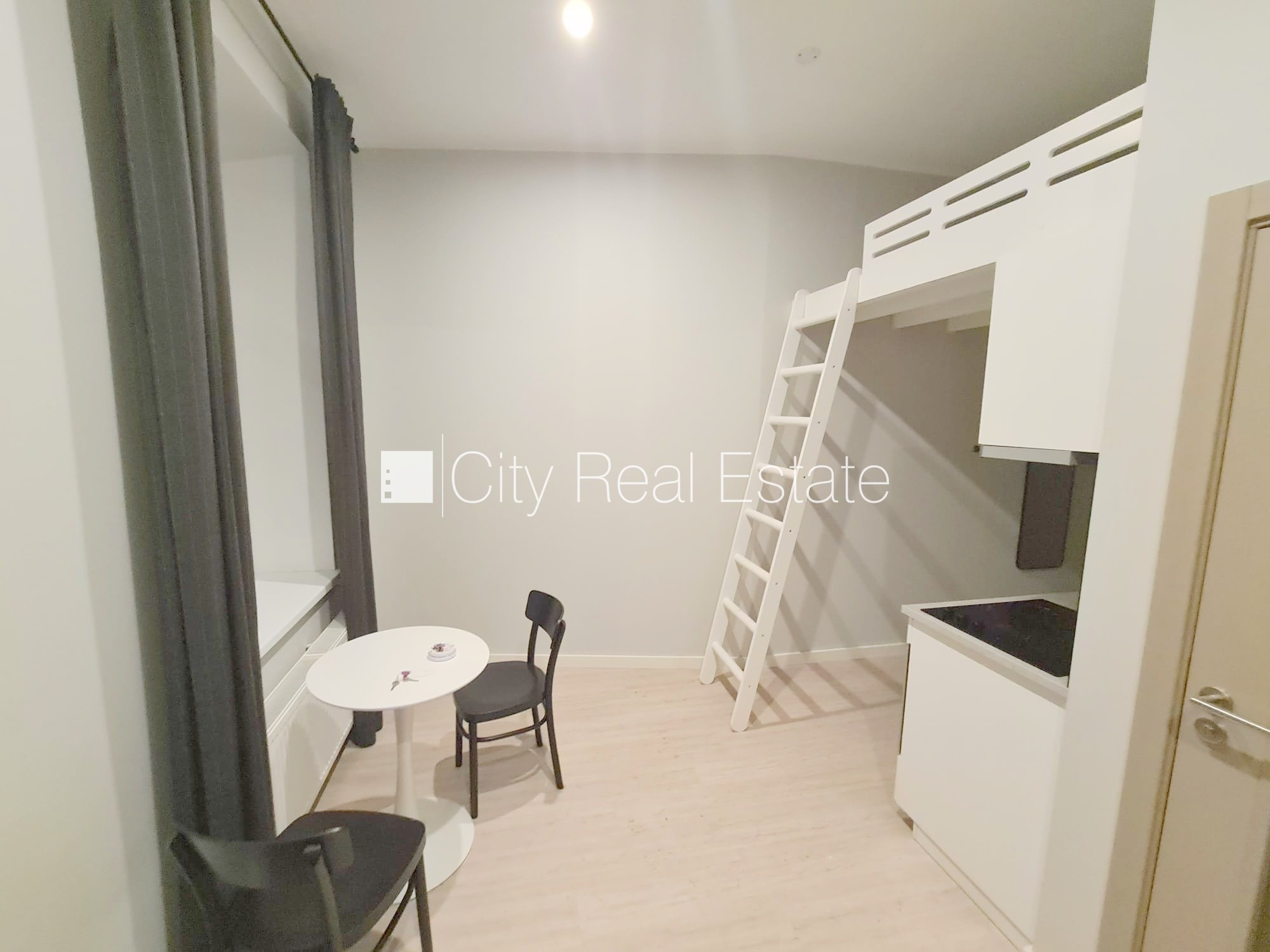 Sludinājumi. Pagalma ēka, renovēta māja, slēgts pagalms, ieeja no ielas un pagalma, kāpņu telpa pēc kapitālā Cena: 340 EUR/mēn Foto #7