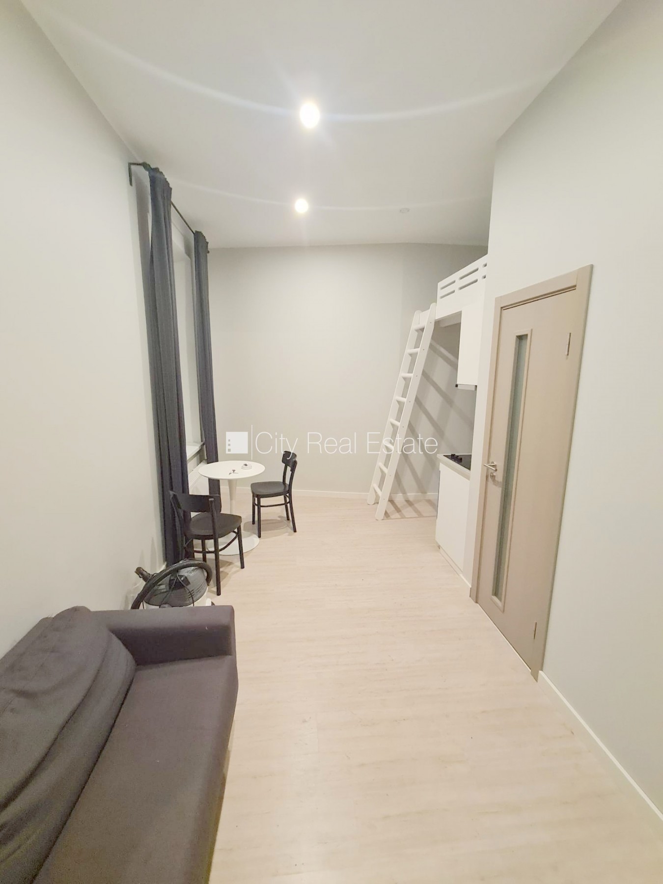 Sludinājumi. Pagalma ēka, renovēta māja, slēgts pagalms, ieeja no ielas un pagalma, kāpņu telpa pēc kapitālā Cena: 340 EUR/mēn Foto #4