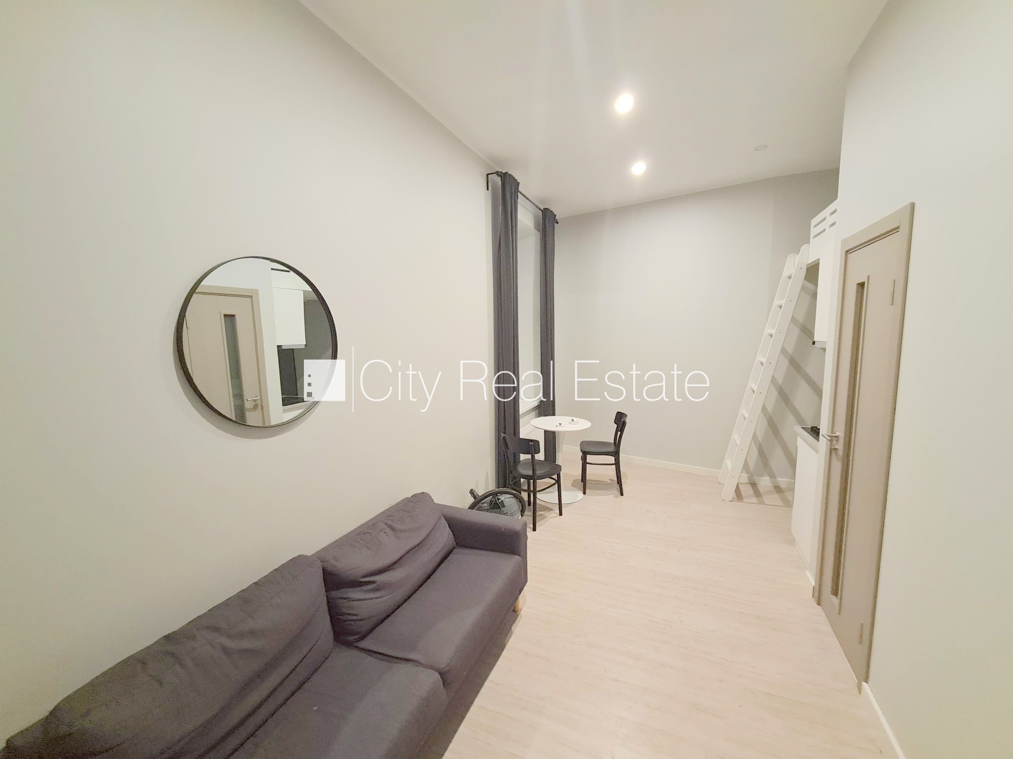 Sludinājumi. Pagalma ēka, renovēta māja, slēgts pagalms, ieeja no ielas un pagalma, kāpņu telpa pēc kapitālā Cena: 340 EUR/mēn Foto #8