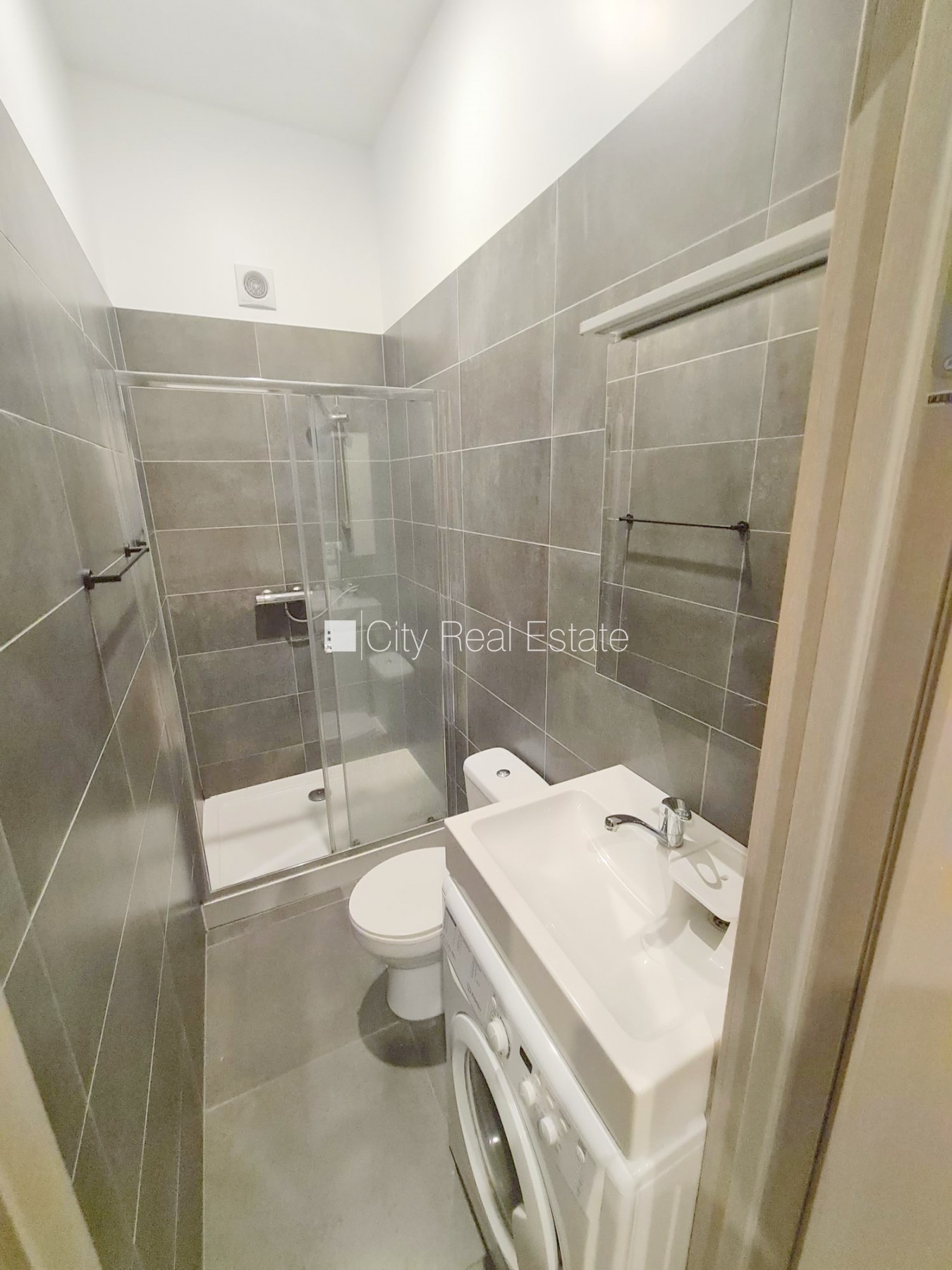 Sludinājumi. Pagalma ēka, renovēta māja, slēgts pagalms, ieeja no ielas un pagalma, kāpņu telpa pēc kapitālā Cena: 340 EUR/mēn Foto #12