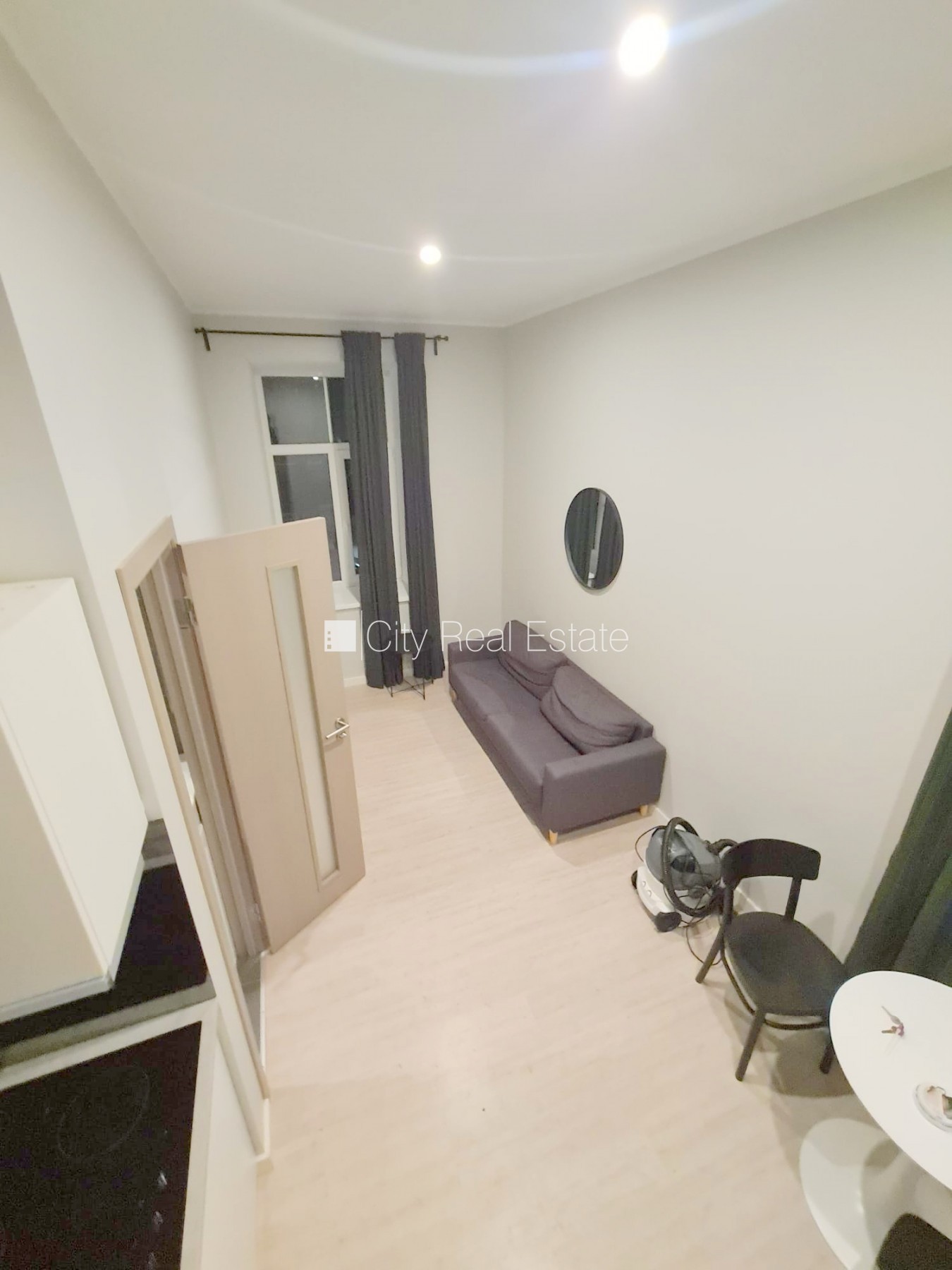 Sludinājumi. Pagalma ēka, renovēta māja, slēgts pagalms, ieeja no ielas un pagalma, kāpņu telpa pēc kapitālā Cena: 340 EUR/mēn Foto #11