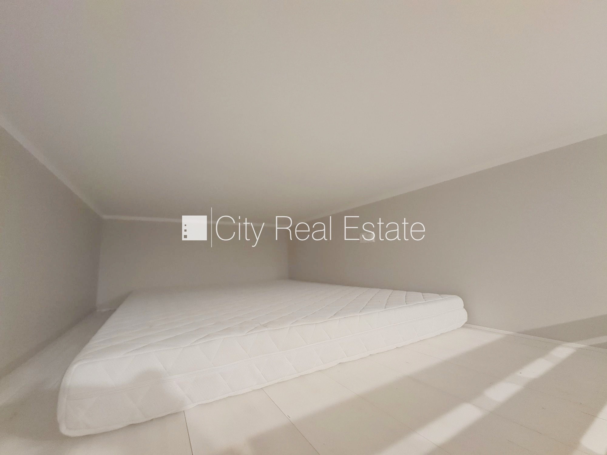 Sludinājumi. Pagalma ēka, renovēta māja, slēgts pagalms, ieeja no ielas un pagalma, kāpņu telpa pēc kapitālā Cena: 340 EUR/mēn Foto #10