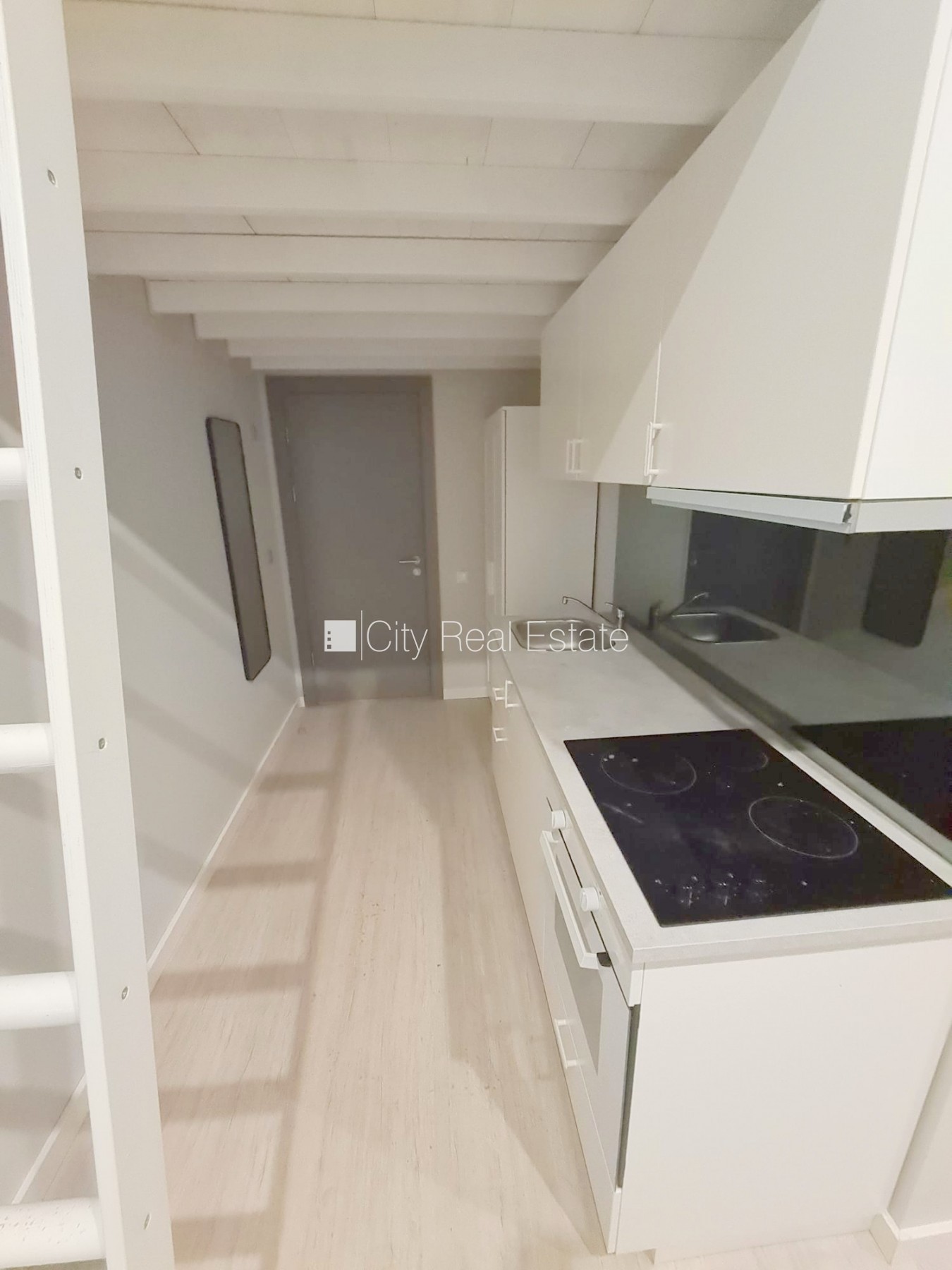 Sludinājumi. Pagalma ēka, renovēta māja, slēgts pagalms, ieeja no ielas un pagalma, kāpņu telpa pēc kapitālā Cena: 340 EUR/mēn Foto #9