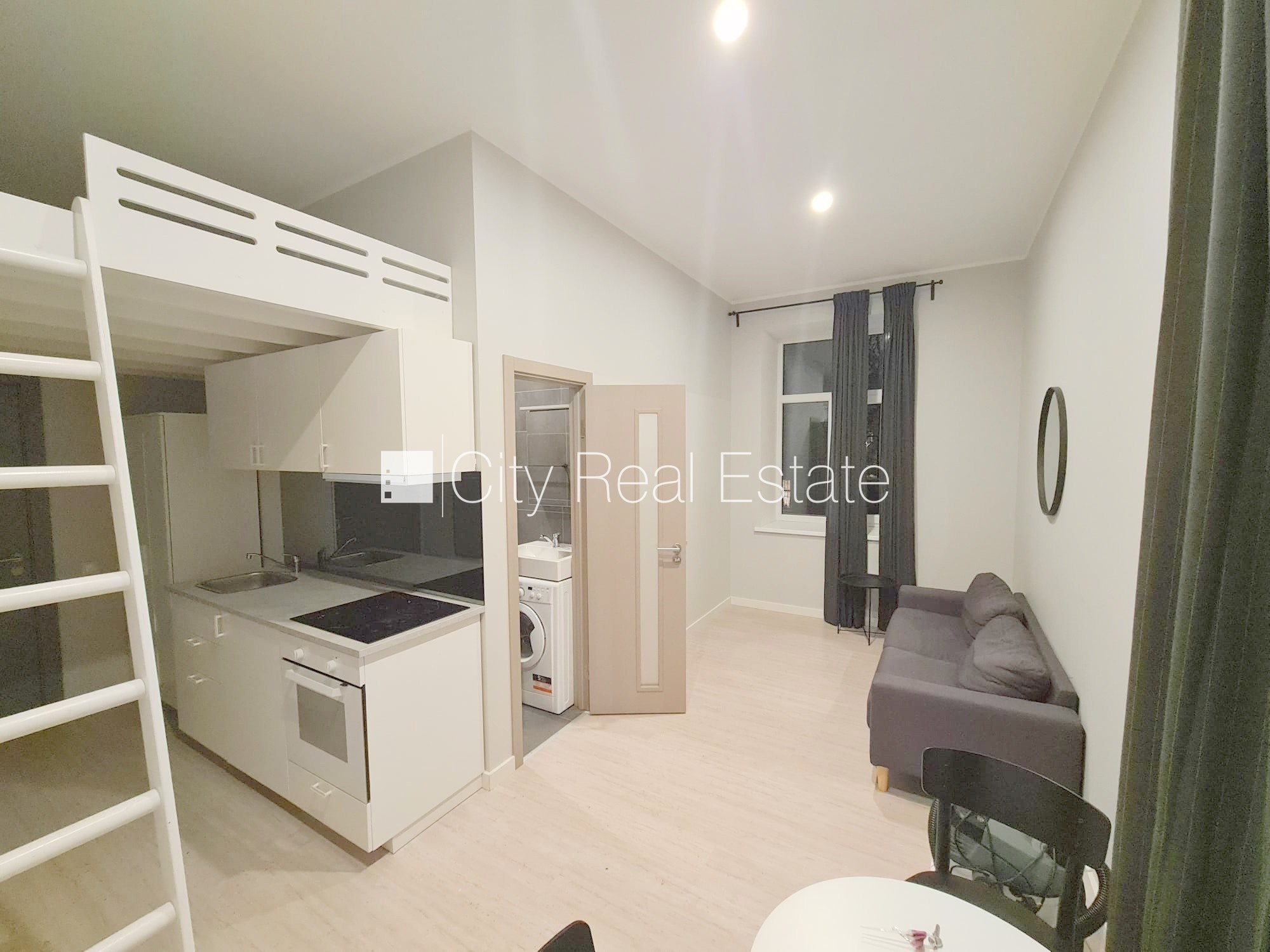 Sludinājumi. Pagalma ēka, renovēta māja, slēgts pagalms, ieeja no ielas un pagalma, kāpņu telpa pēc kapitālā Cena: 340 EUR/mēn Foto #1