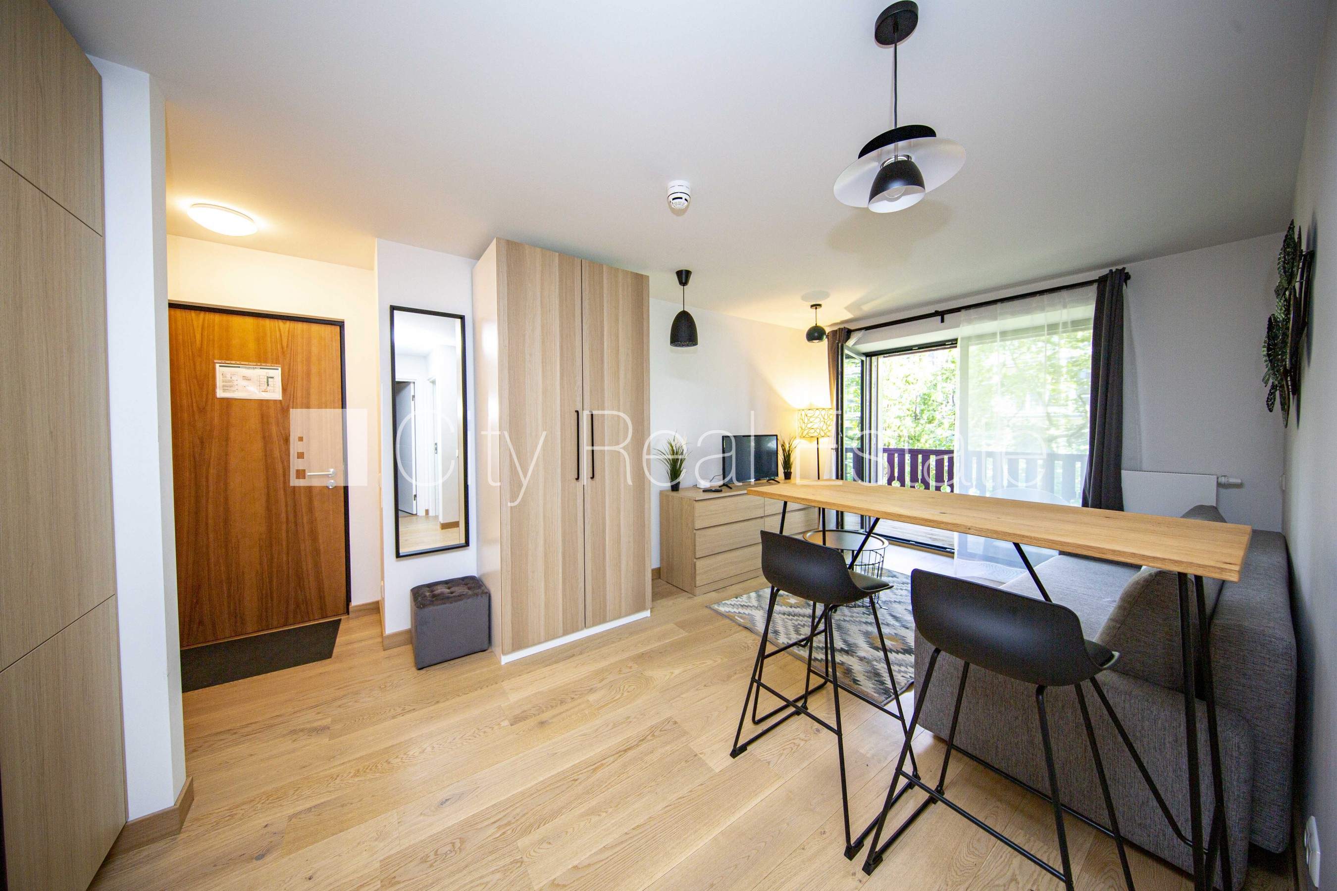 Sludinājumi. Šo dzīvokli izīrē pa diennaktīm (īstermiņa īre), īres cena sludinājumā norādīta par vienu diennakts Cena: 150 EUR/mēn Foto #1